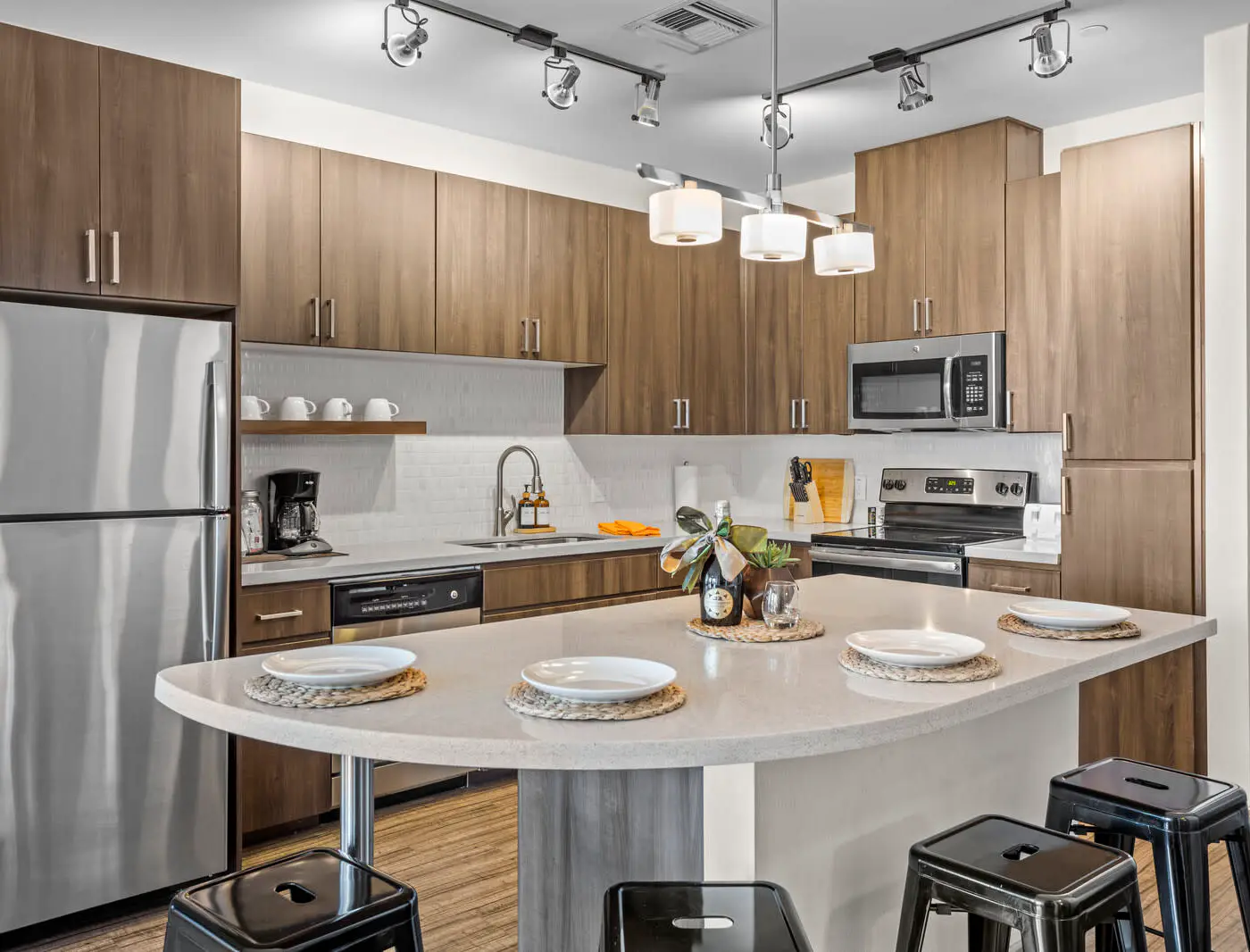 CozySuites Modern Town Lake