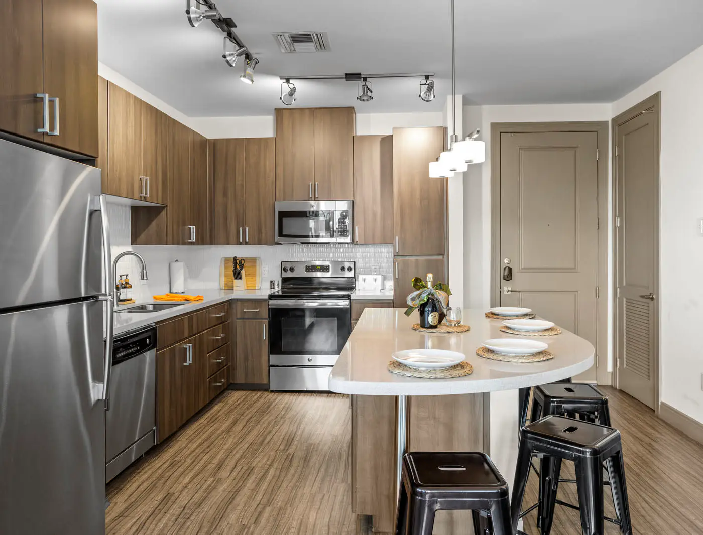CozySuites Modern Town Lake