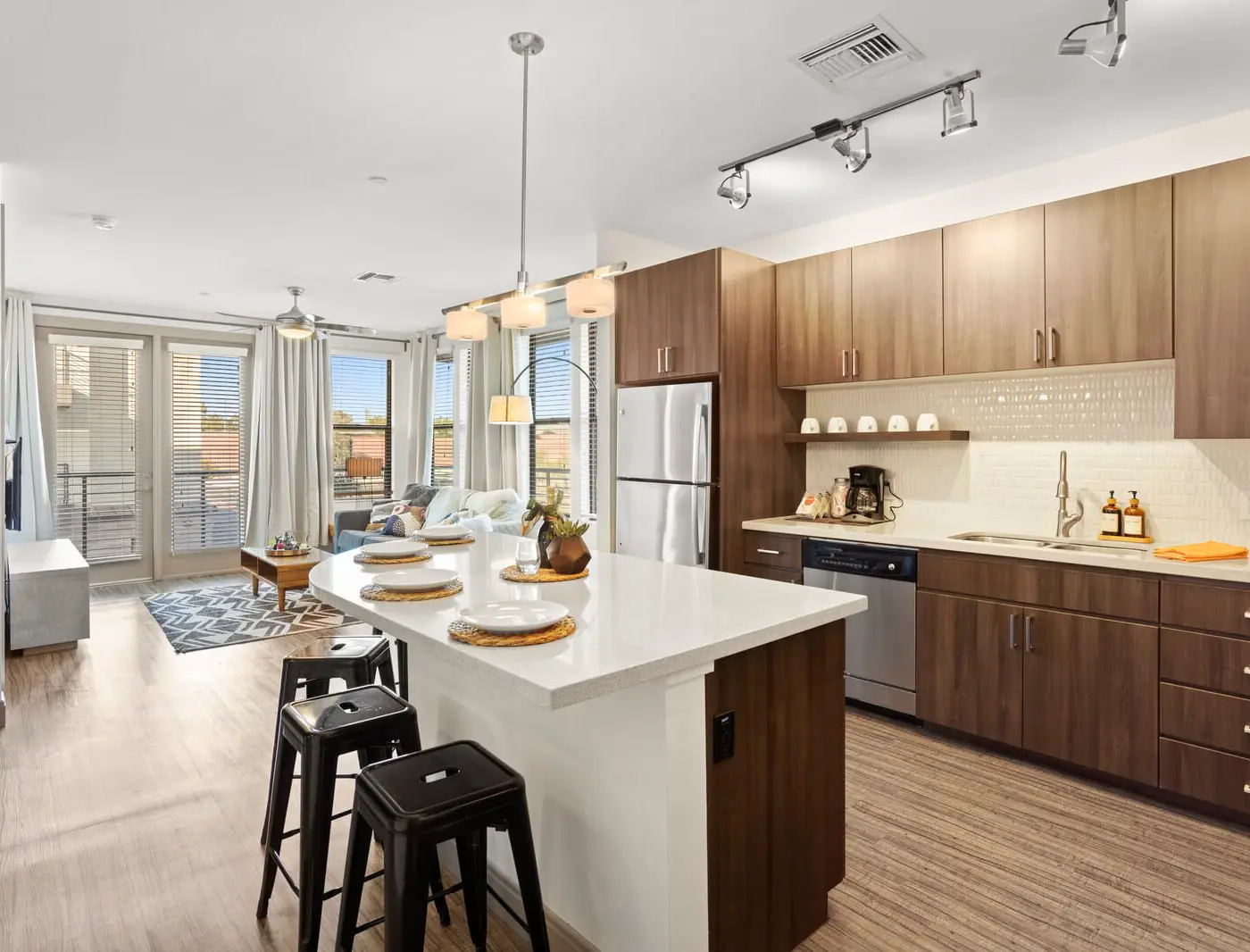 CozySuites Modern Town Lake
