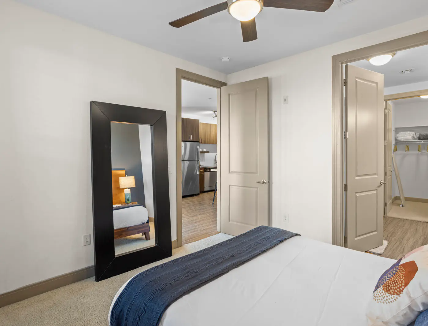 CozySuites Modern Town Lake
