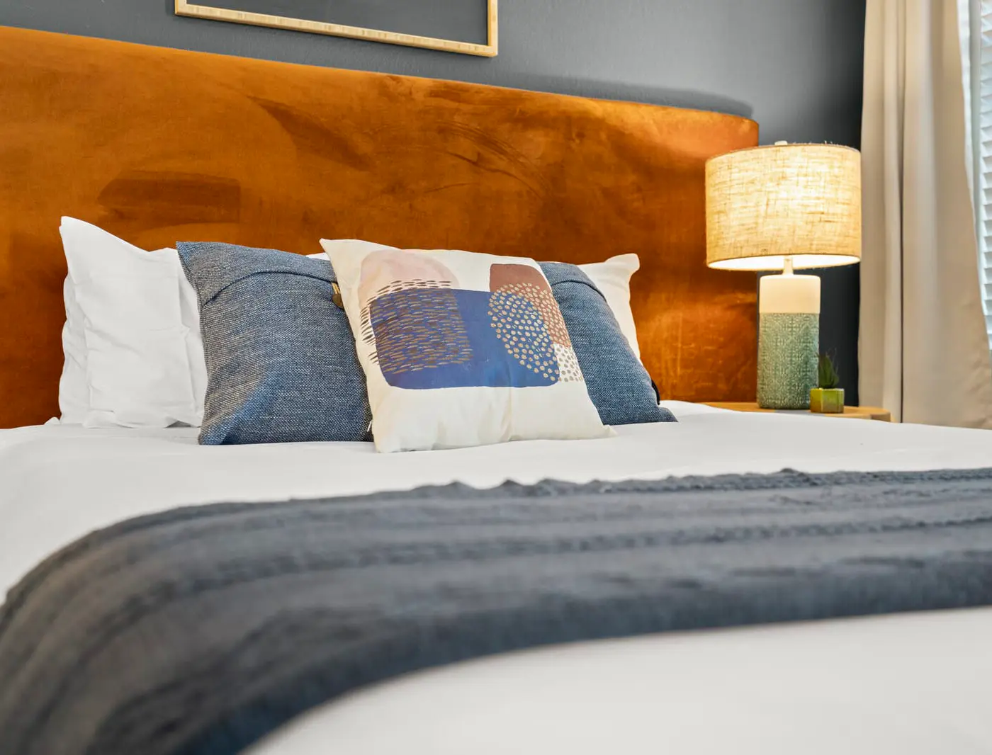 CozySuites Modern Town Lake