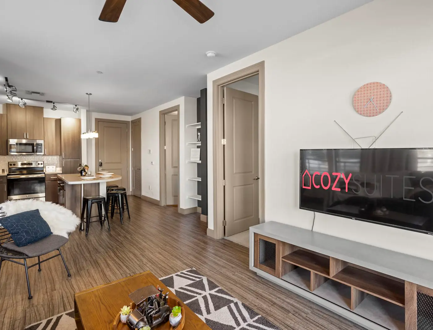 CozySuites Modern Town Lake