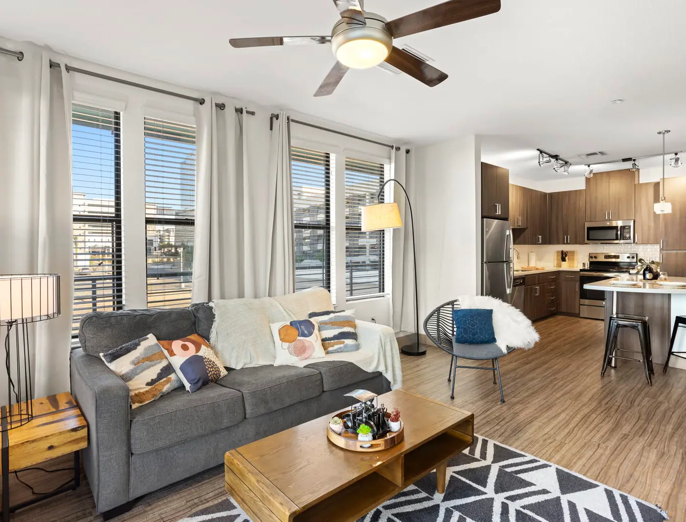 CozySuites Modern Town Lake