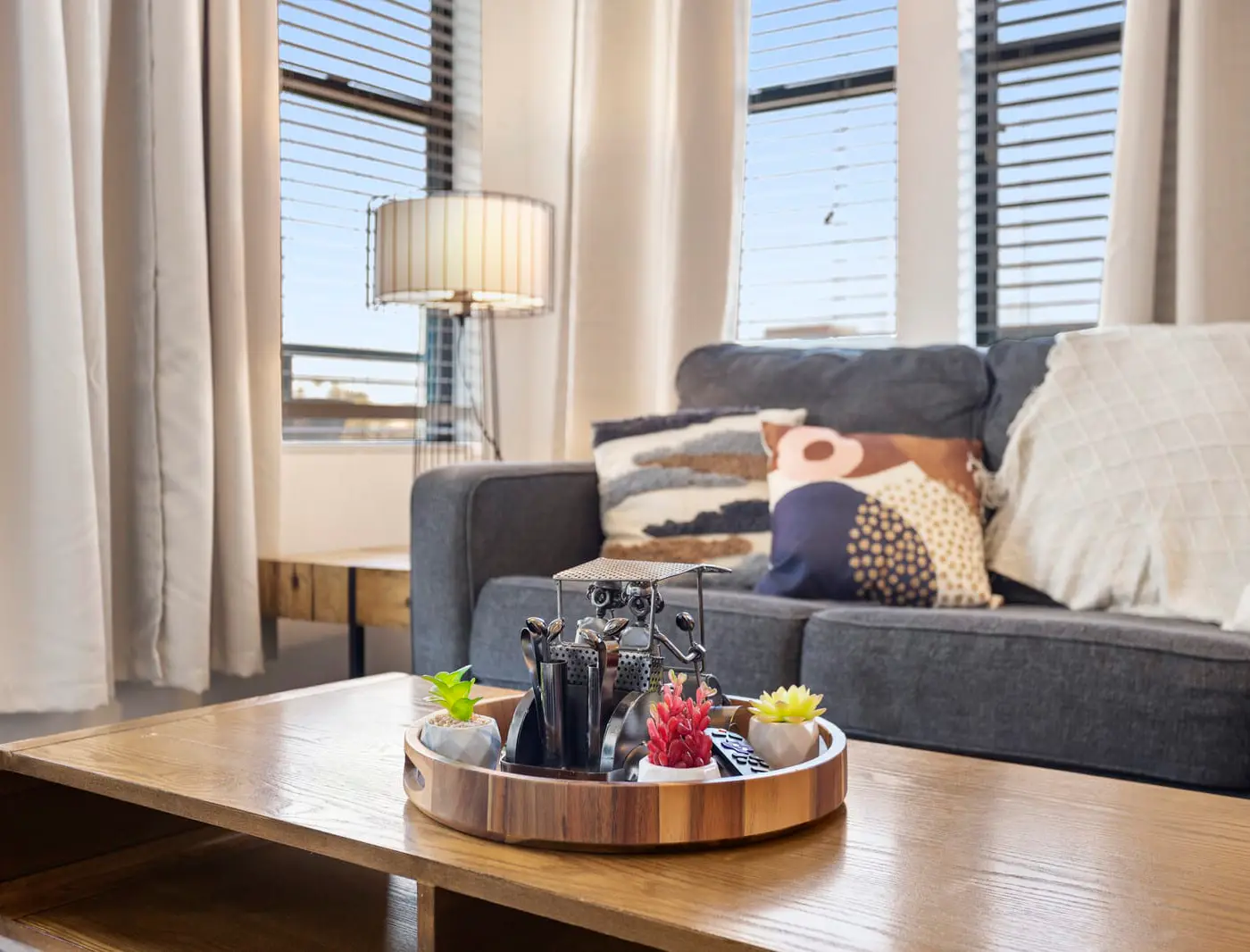 CozySuites Modern Town Lake