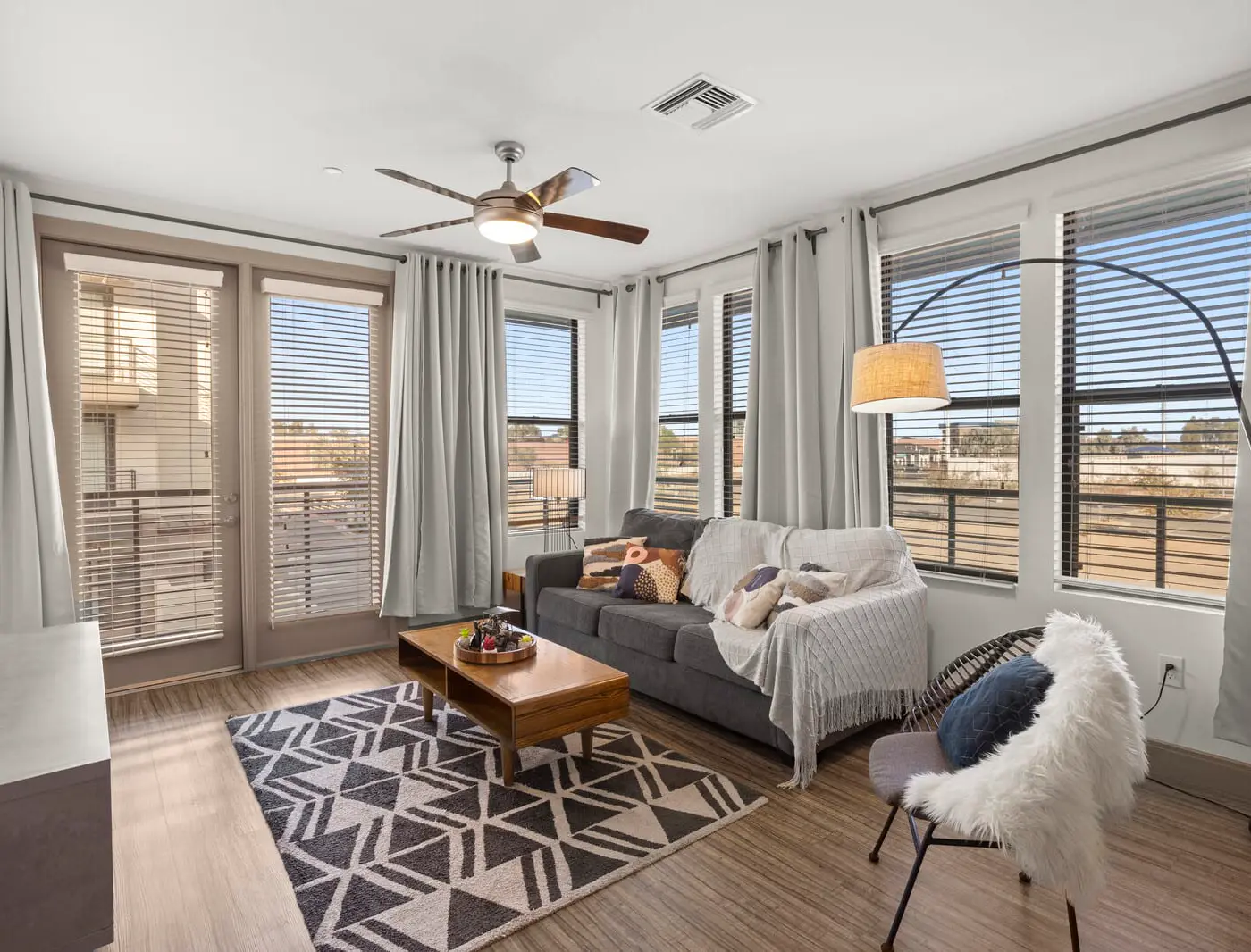 CozySuites Modern Town Lake