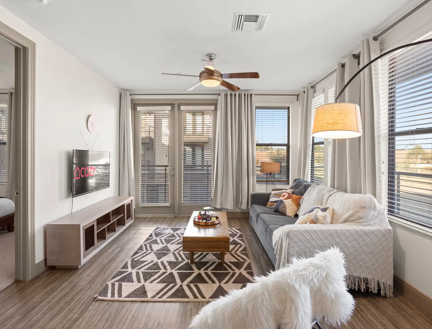 CozySuites Modern Town Lake