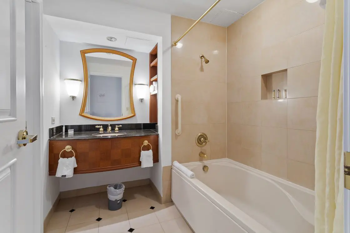 CozySuites Modern Double Queen Room