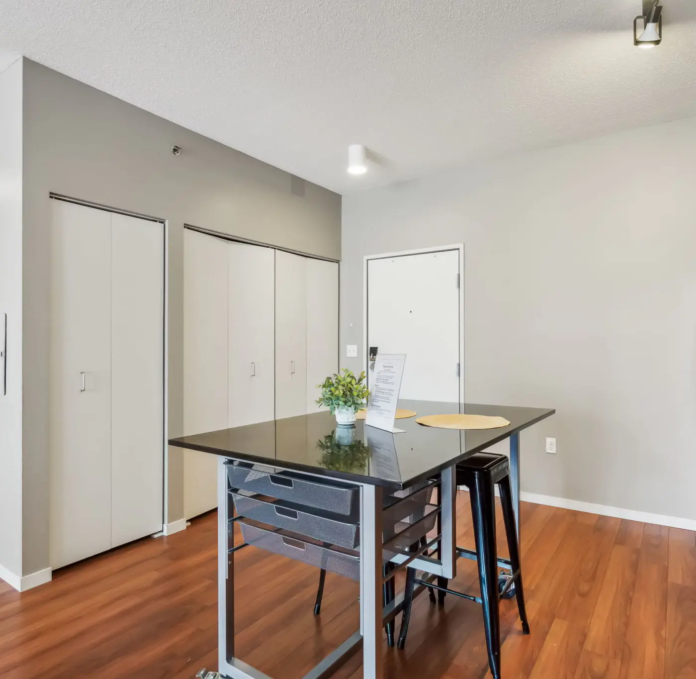CozySuites 1BR Mill District with pool, gym