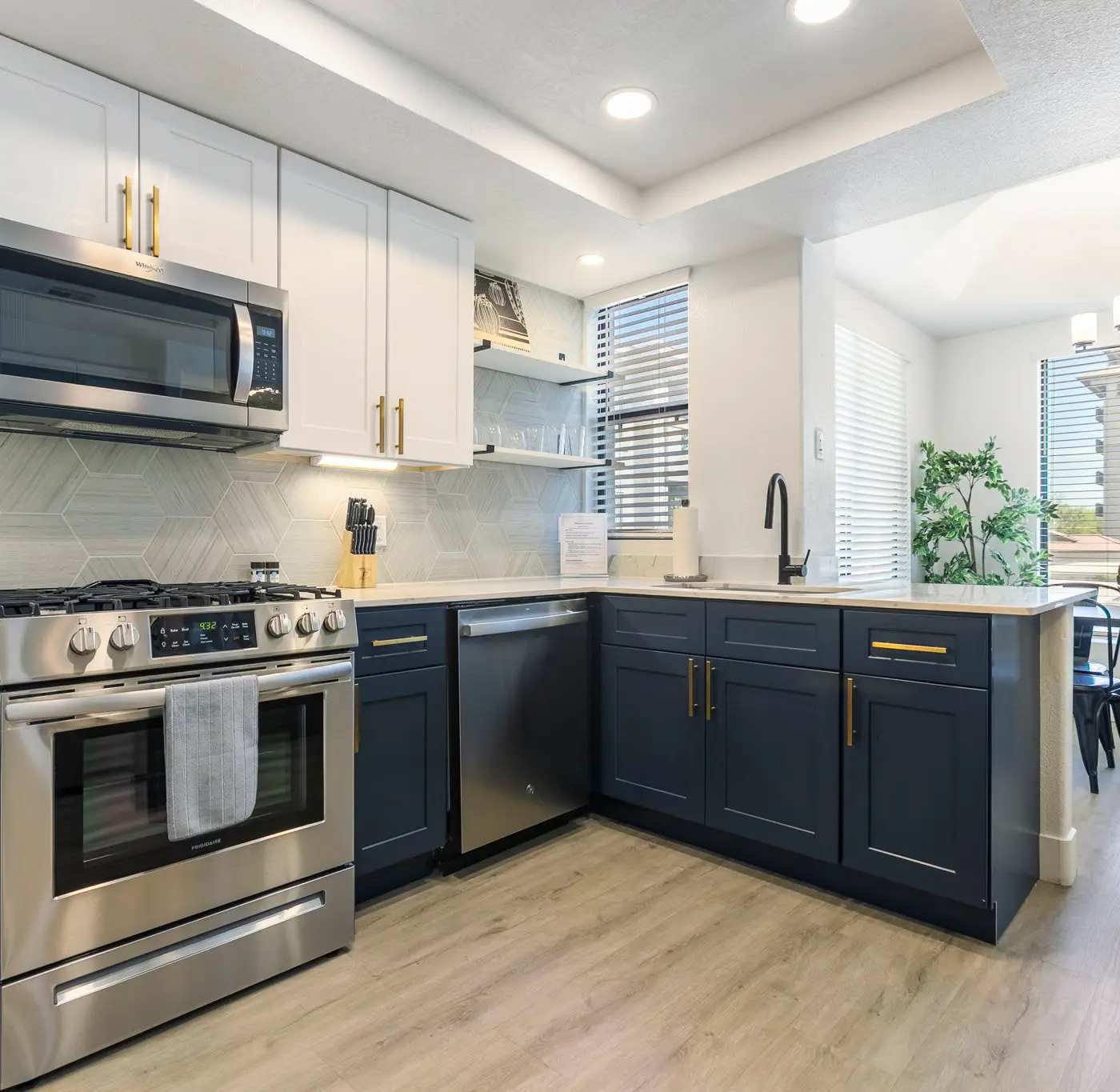 CozySuites 2BR/2BA at Kierland Commons with pool