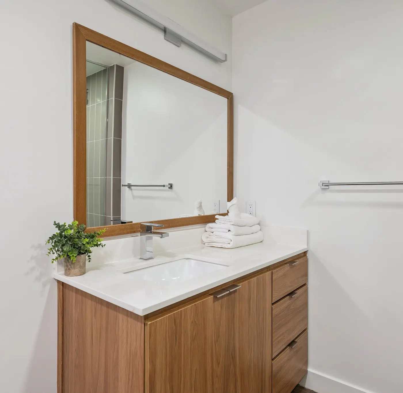 CozySuites Adeline SDO - valet parking, gym, pool!
