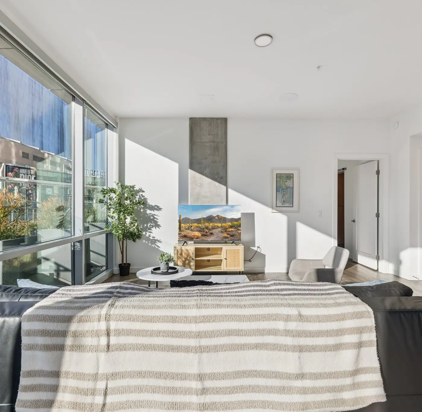 CozySuites Adeline 2BR - gym, pool, valet parking!
