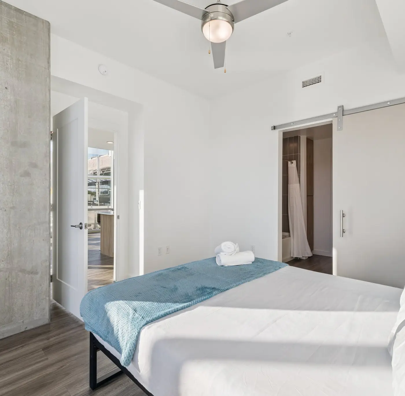 CozySuites Adeline 2BR - gym, pool, valet parking!