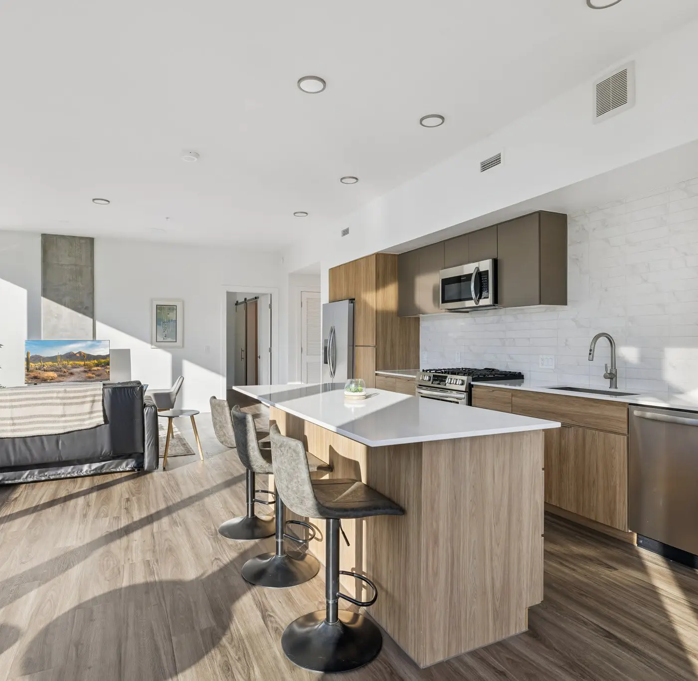 CozySuites Adeline 2BR - gym, pool, valet parking!