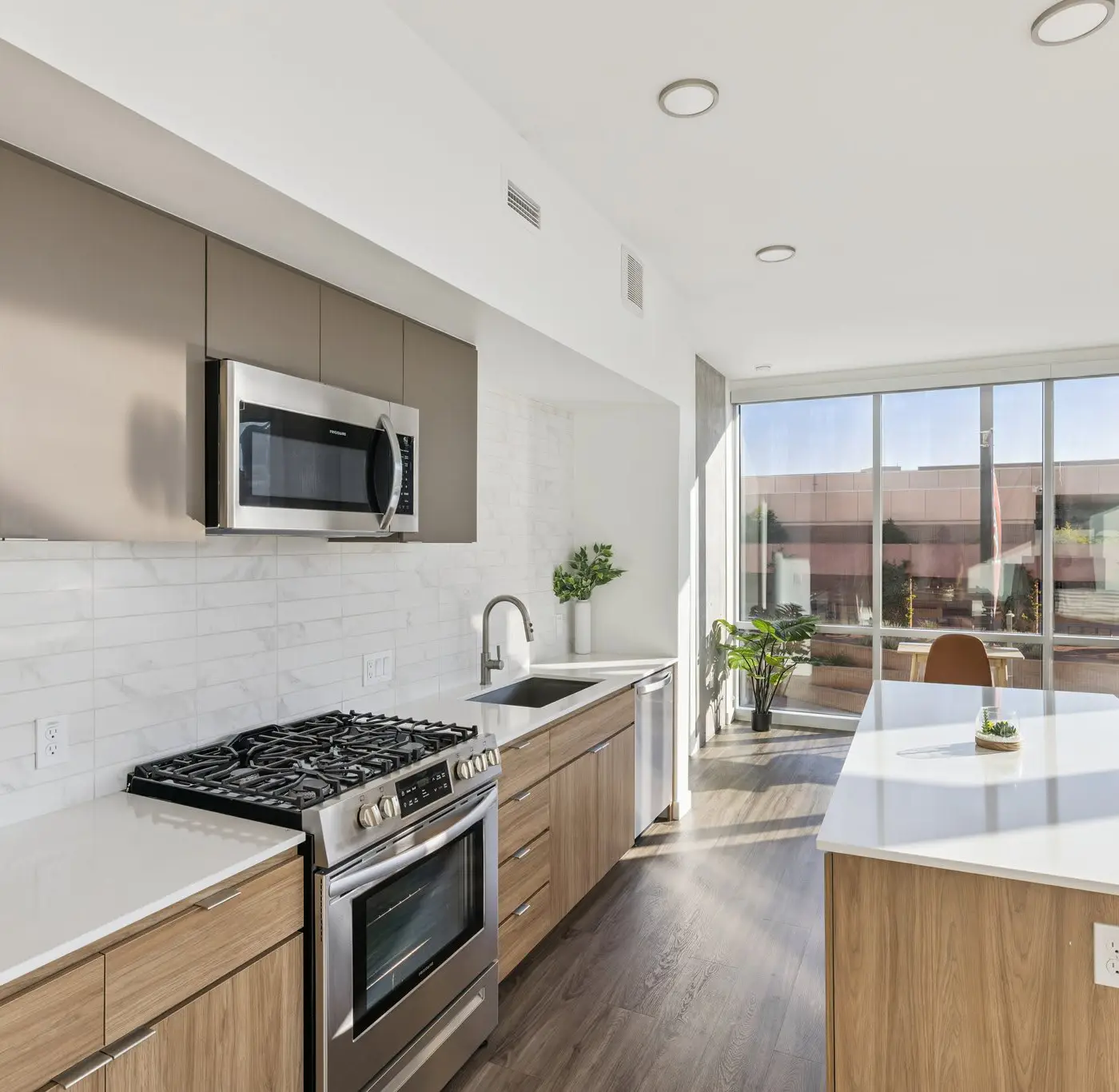 CozySuites Adeline 2BR - gym, pool, valet parking!