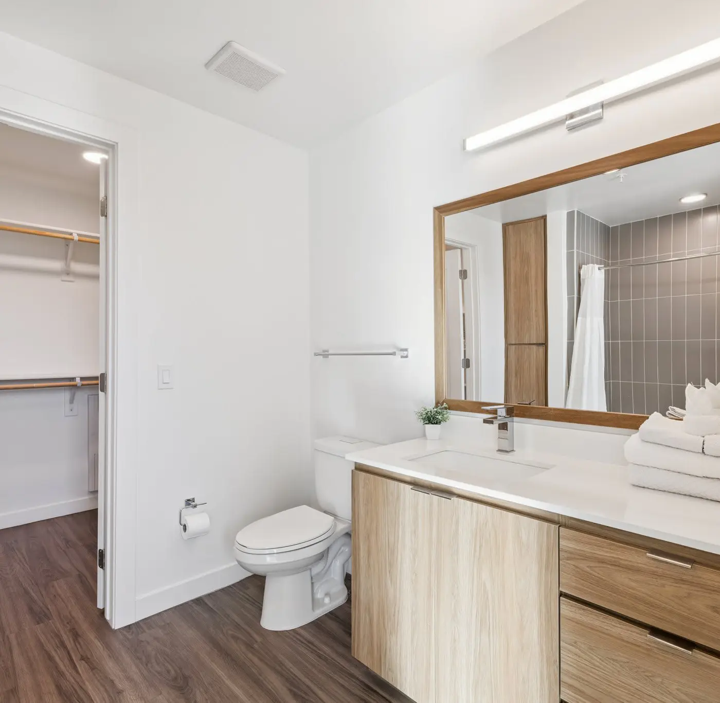 CozySuites Adeline 2BR - gym, pool, valet parking!