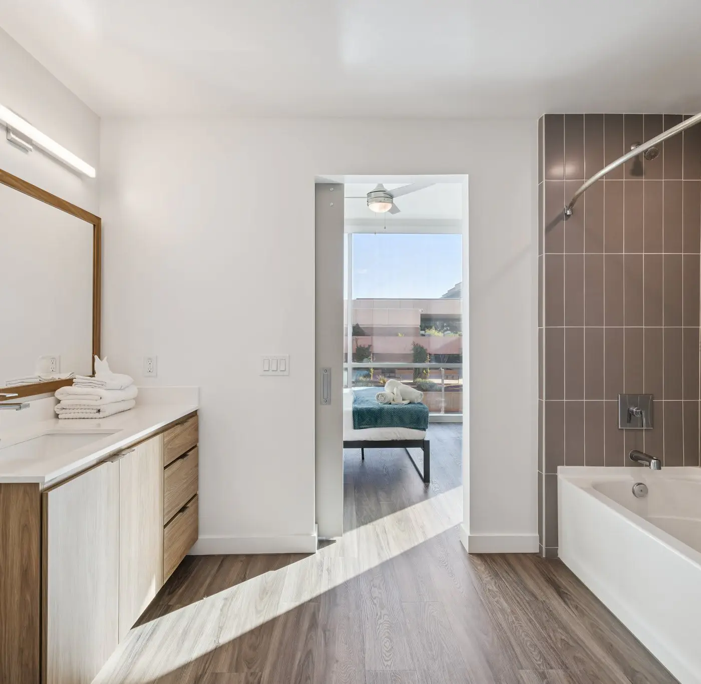 CozySuites Adeline 2BR - gym, pool, valet parking!