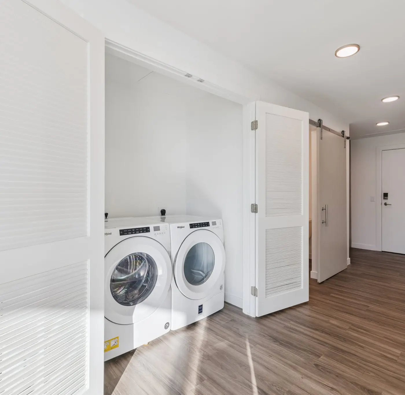 CozySuites Adeline 2BR - gym, pool, valet parking!