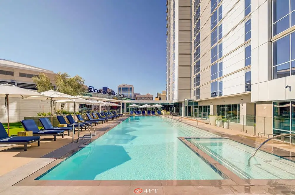 CozySuites Adeline 2BR - gym, pool, valet parking!