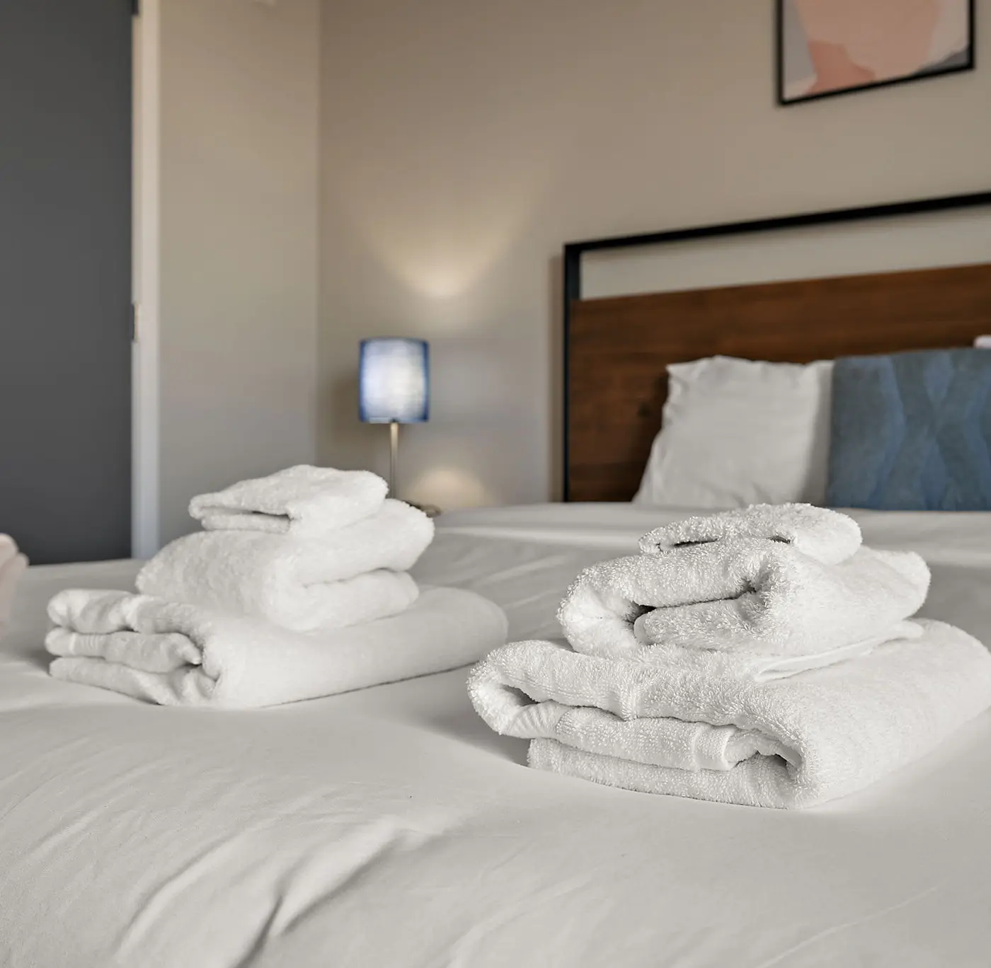 CozySuites Marquee 1BR w/ pool & gym | Queen bed