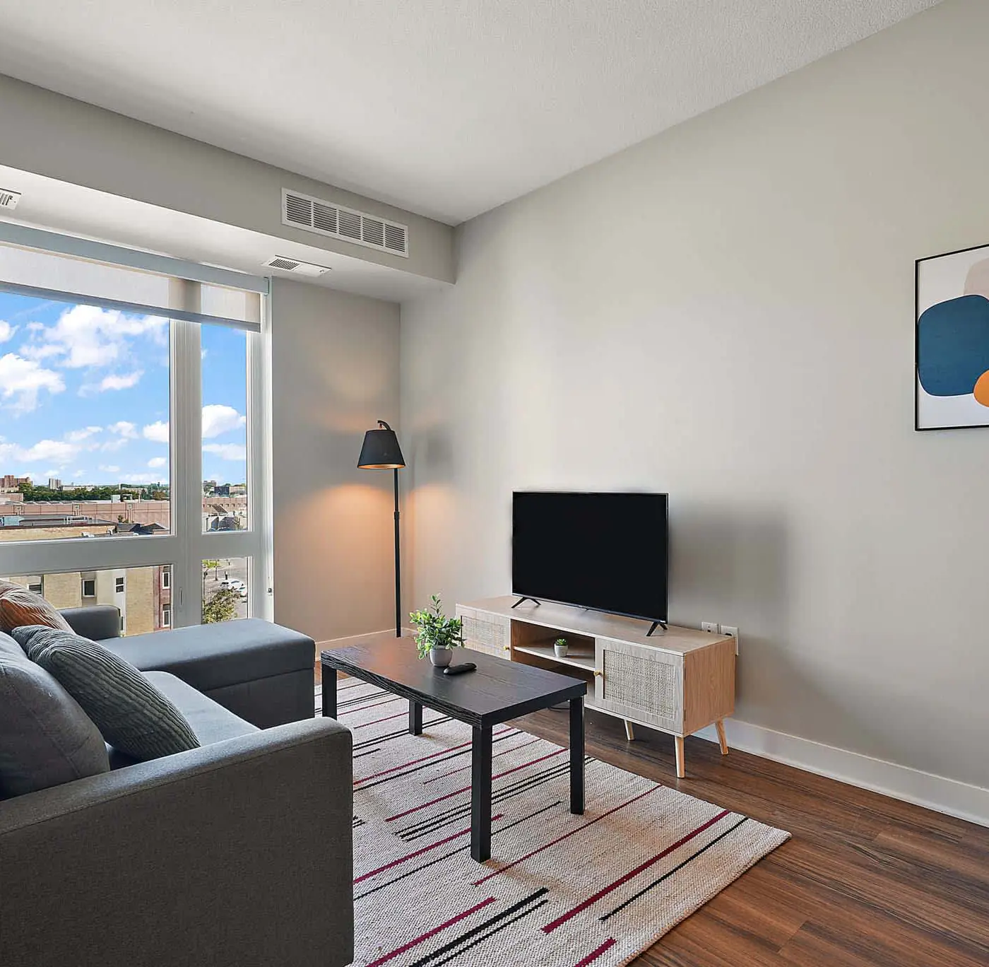 CozySuites Marquee 1BR w/ pool & gym | Queen bed