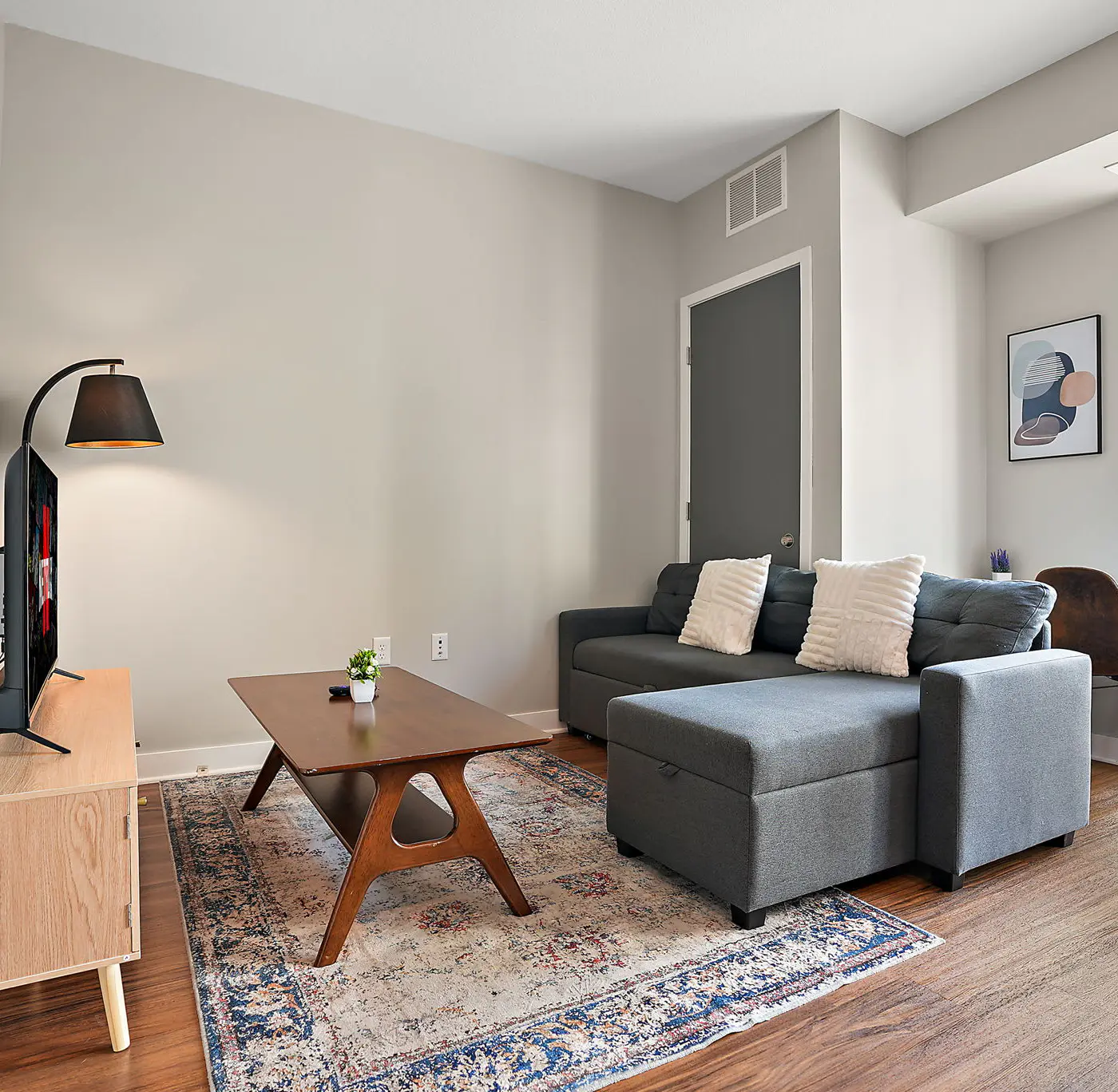 CozySuites in Marquee Studio King with pool & gym