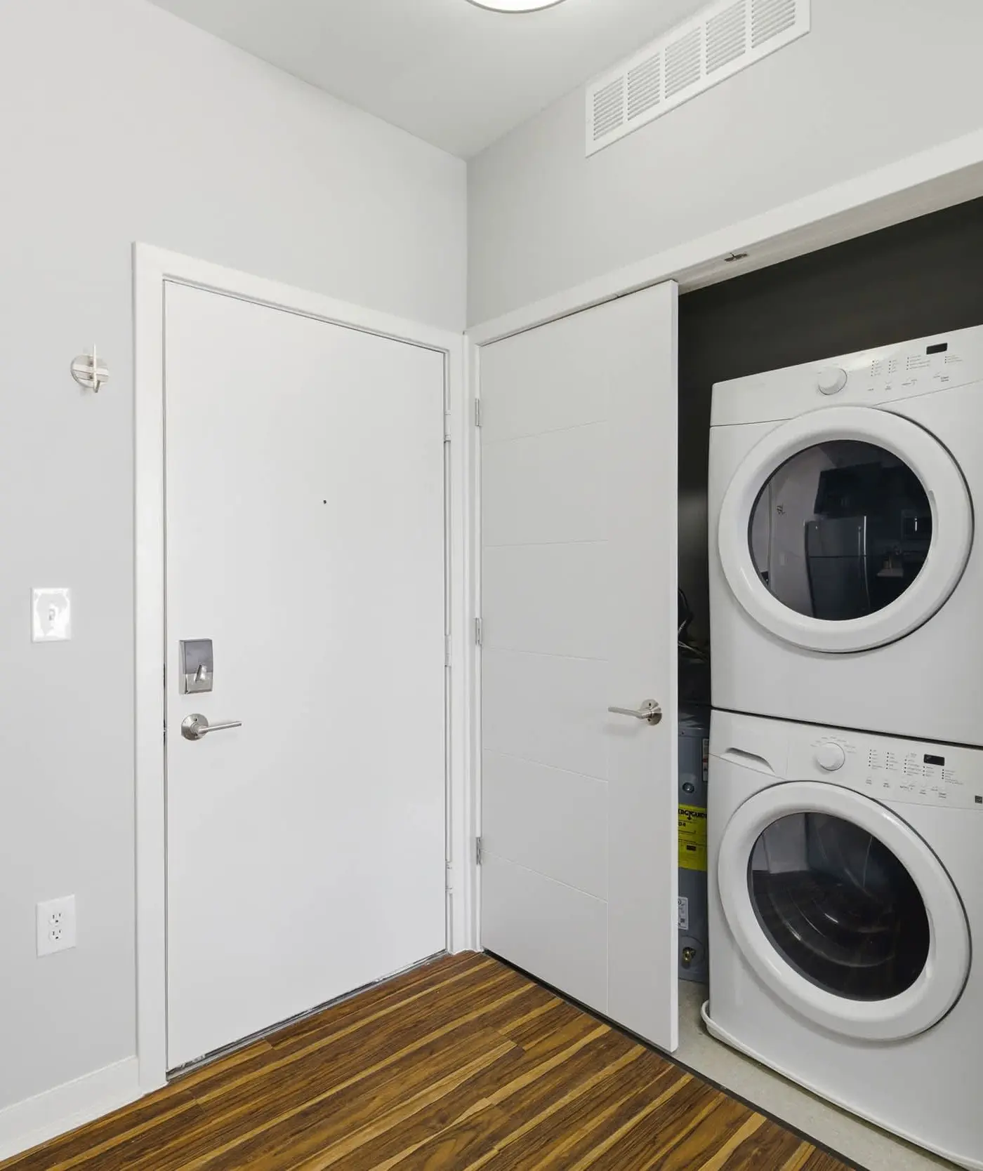 CozySuites | Modern SDO, Monument Circle, Indy