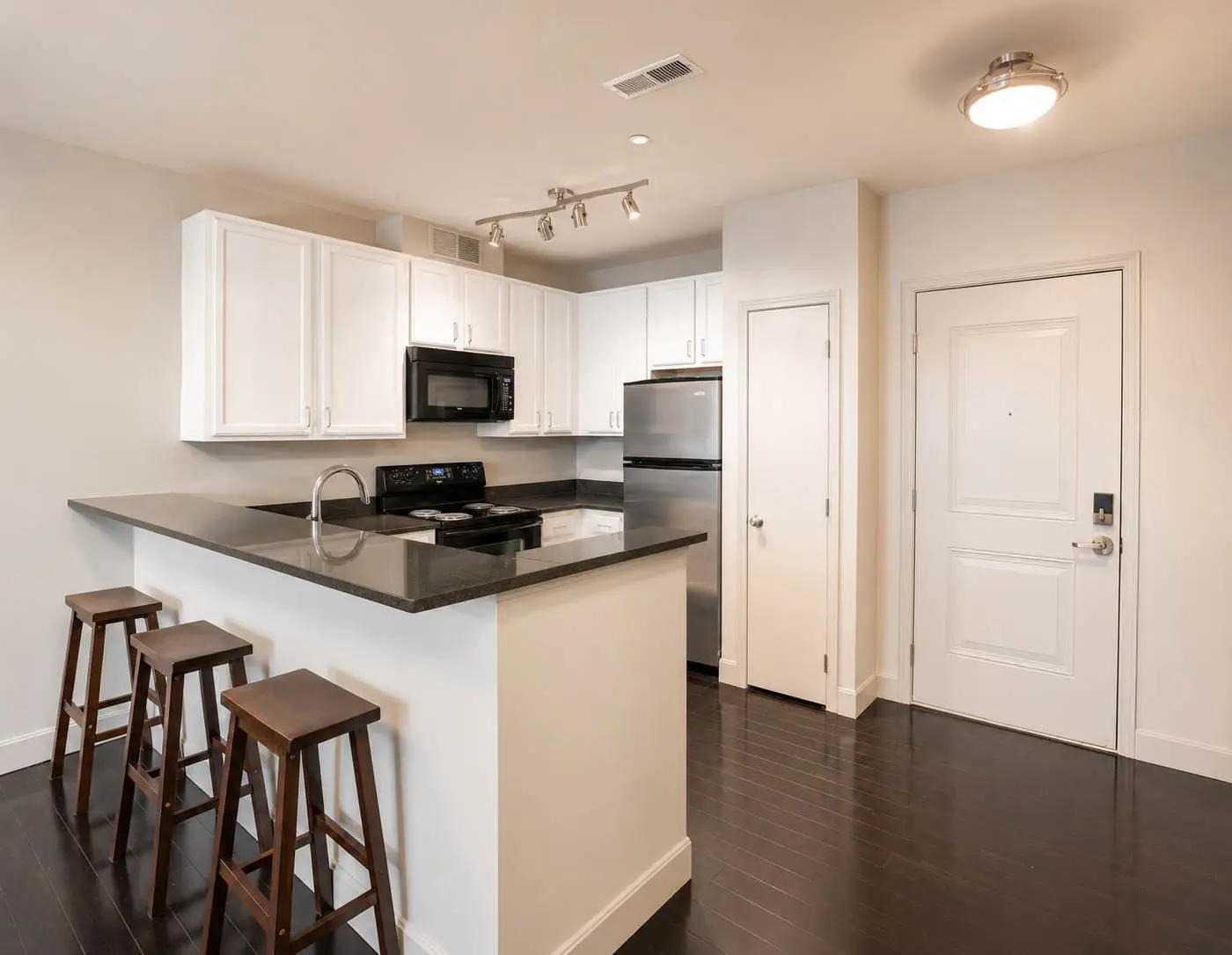 1BR/1BA CozySuites at the Banks