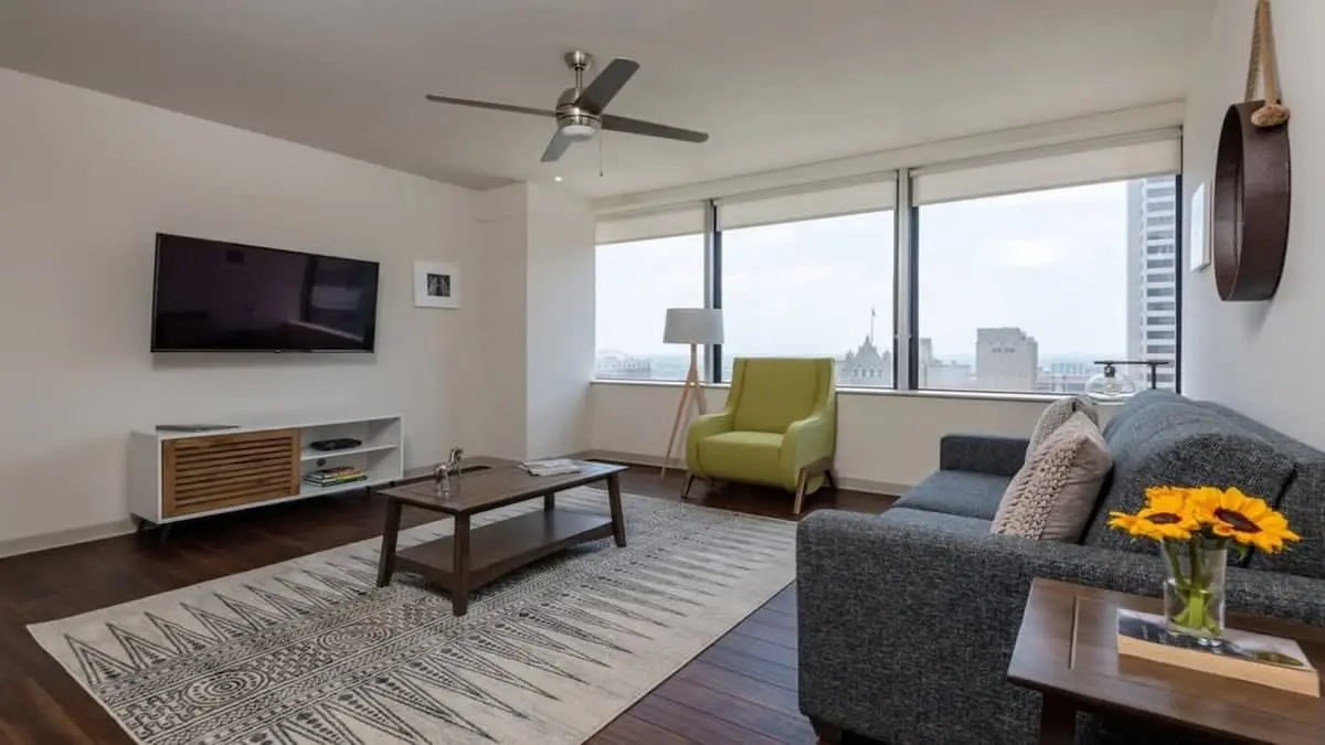 TWO Comfort CozySuites at LTV 4BR with Pool, Gym
