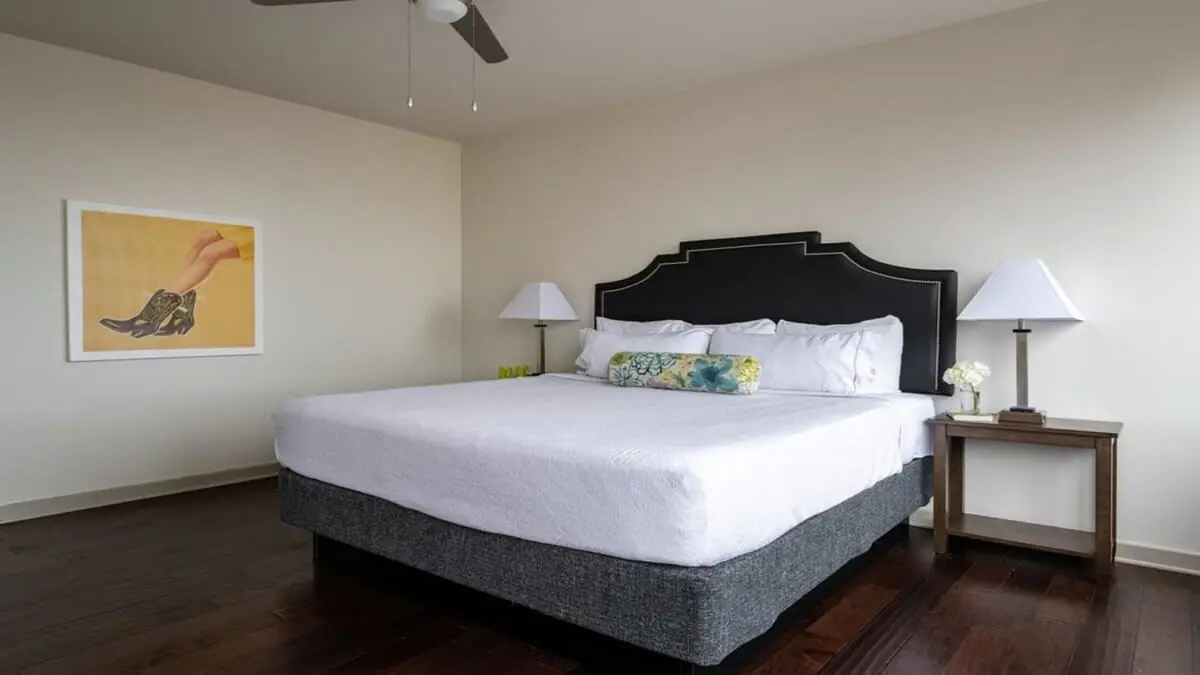 TWO Comfort CozySuites at LTV 4BR with Pool, Gym