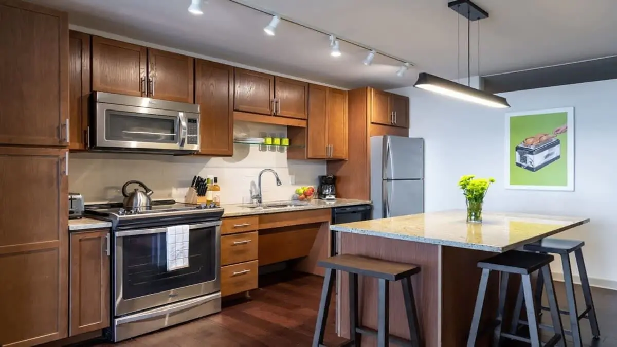TWO Comfort CozySuites at LTV 4BR with Pool, Gym