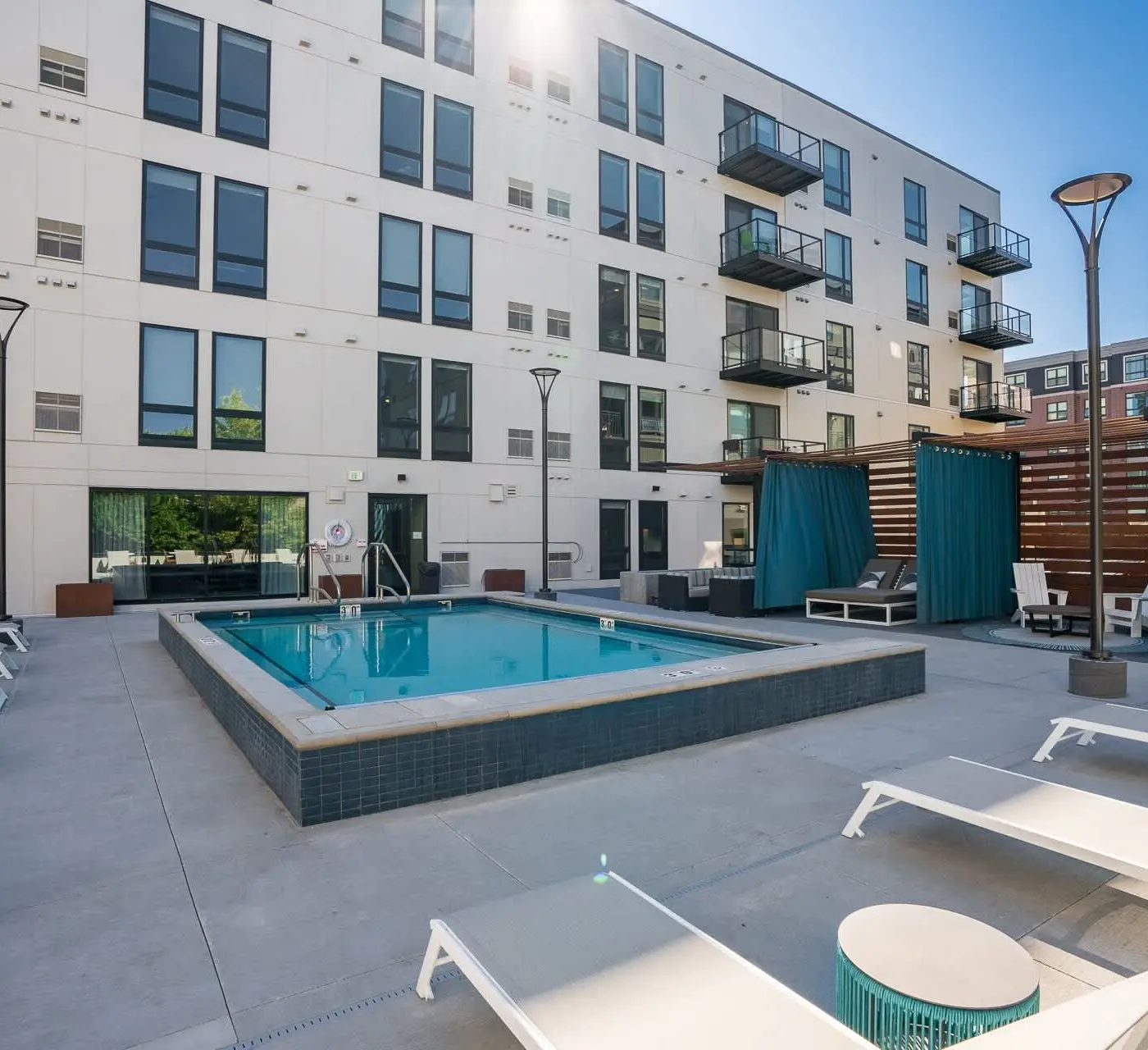 CozySuites Marquee 1BR w/ pool & gym | King bed