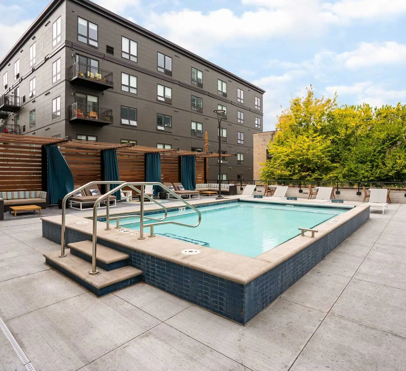 CozySuites Marquee 1BR w/ pool & gym | King bed