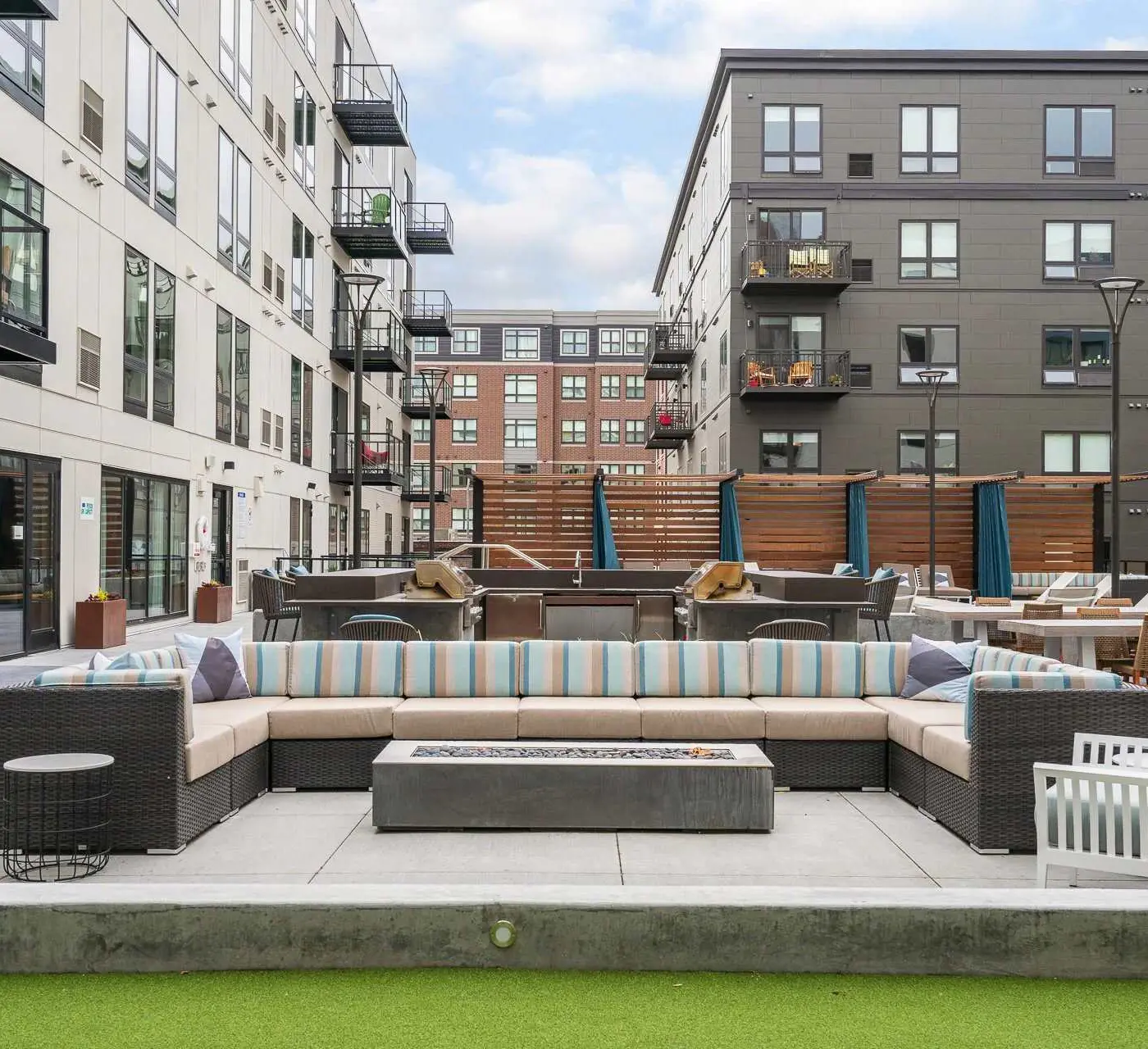CozySuites Marquee 1BR w/ pool & gym | King bed
