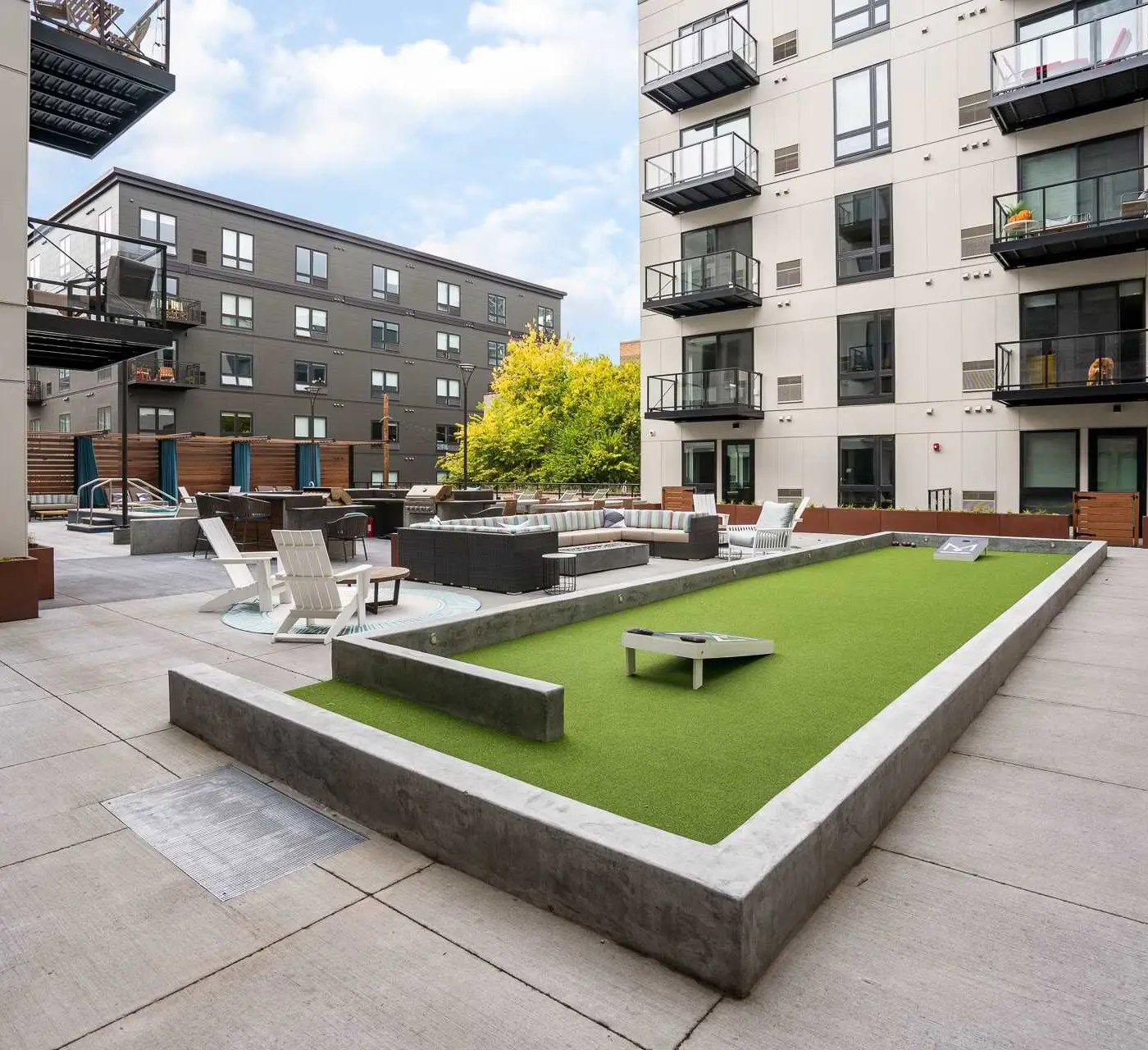 CozySuites Marquee 1BR w/ pool & gym | King bed