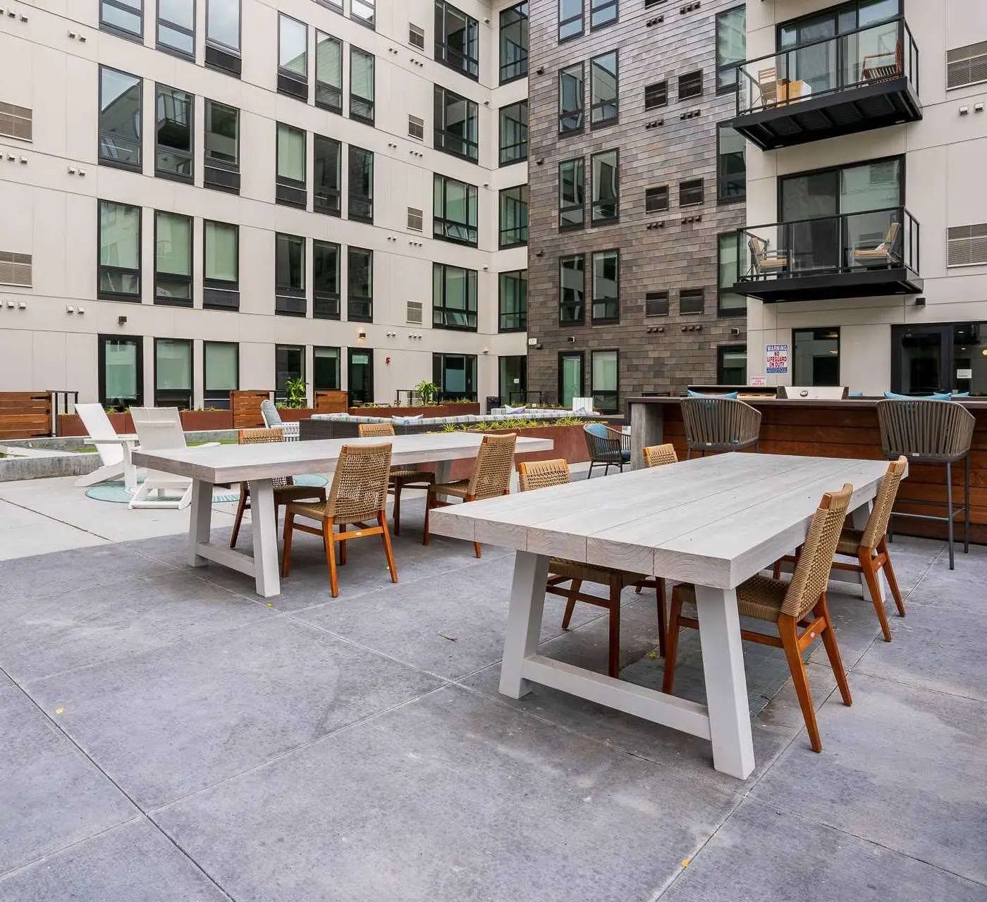 CozySuites Marquee 1BR w/ pool & gym | King bed