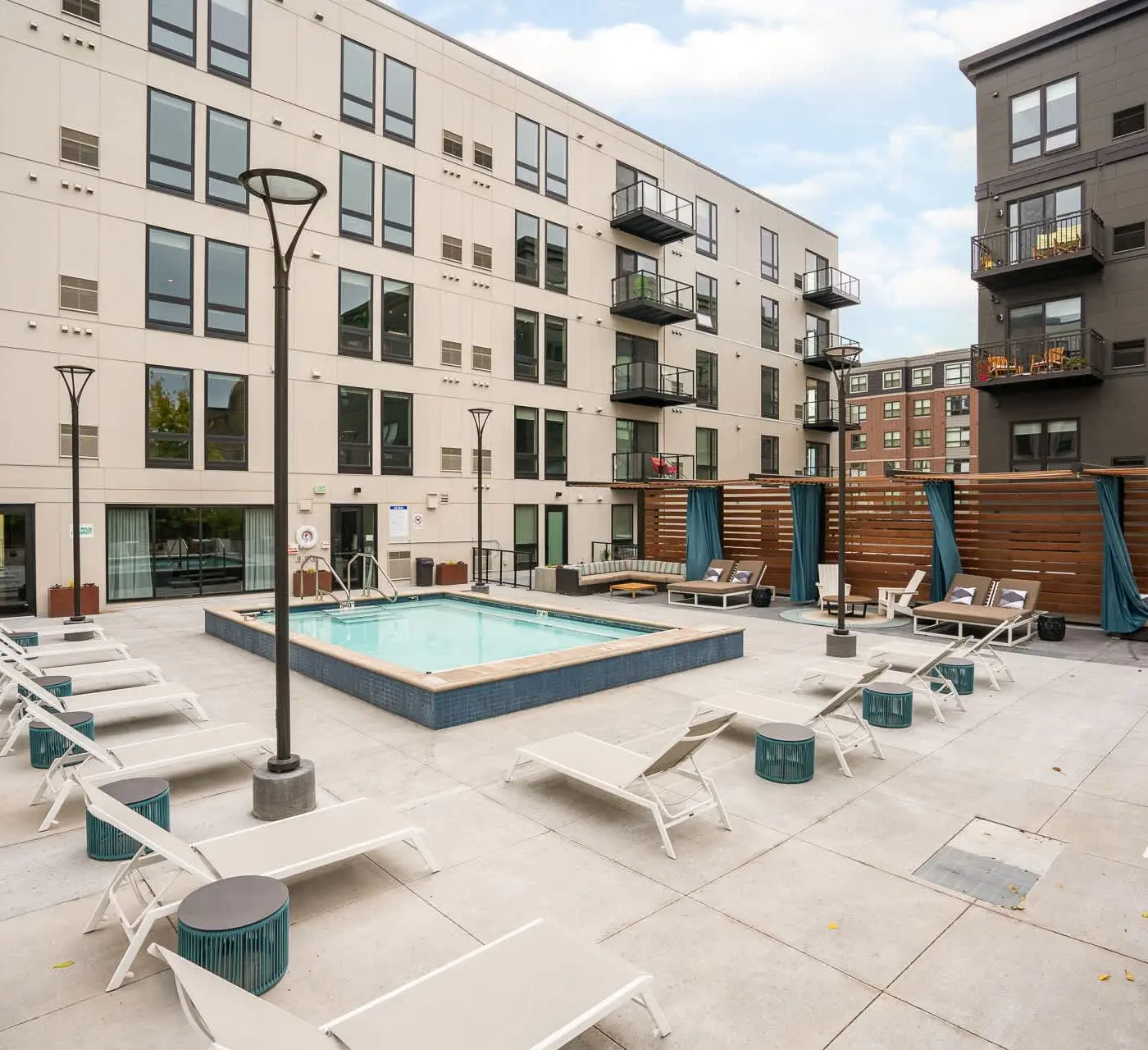 CozySuites Marquee 1BR w/ pool & gym | King bed