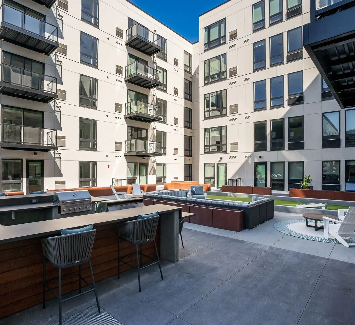 CozySuites Marquee 1BR w/ pool & gym | King bed