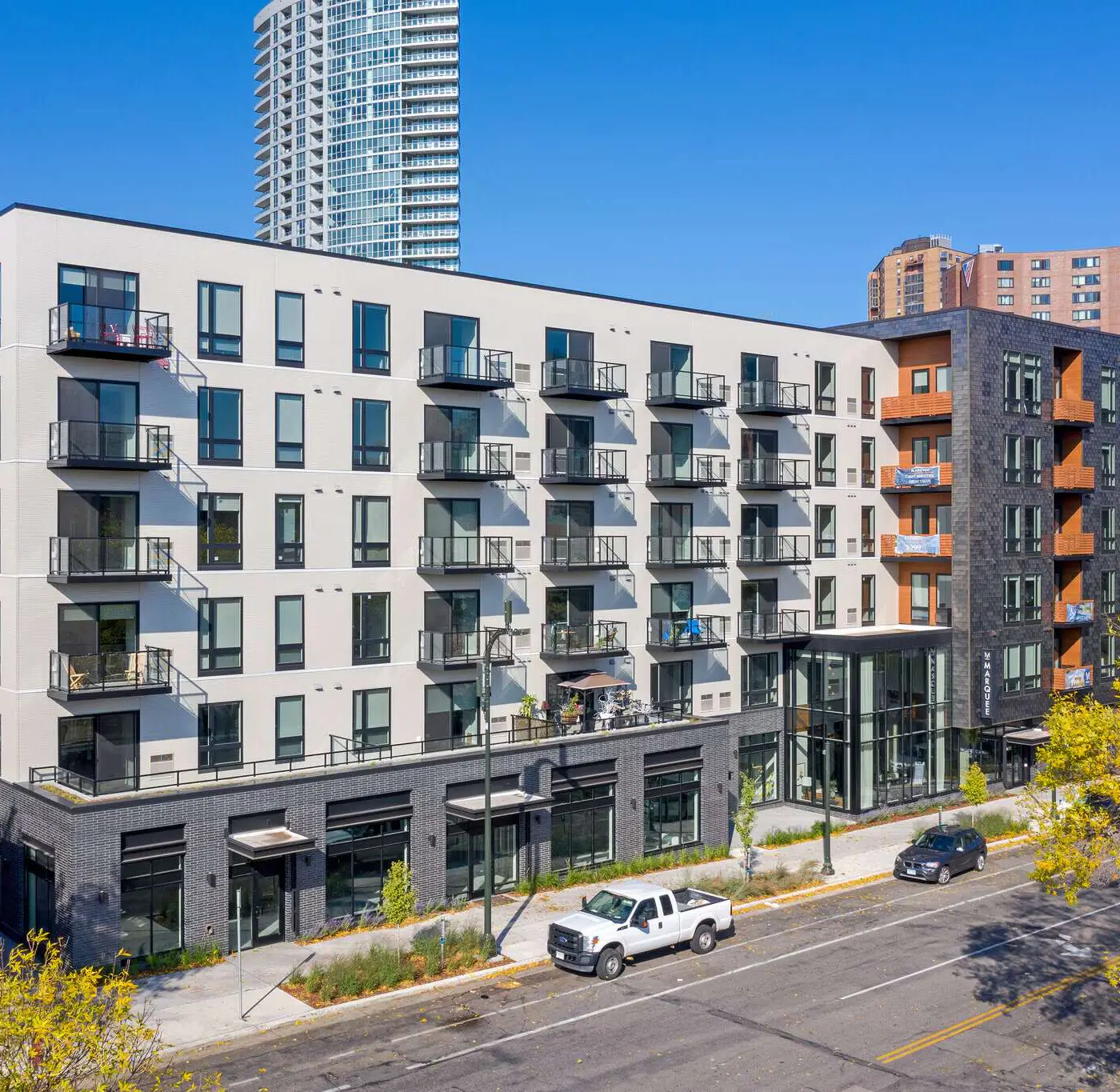 CozySuites Marquee 1BR w/ pool & gym | King bed