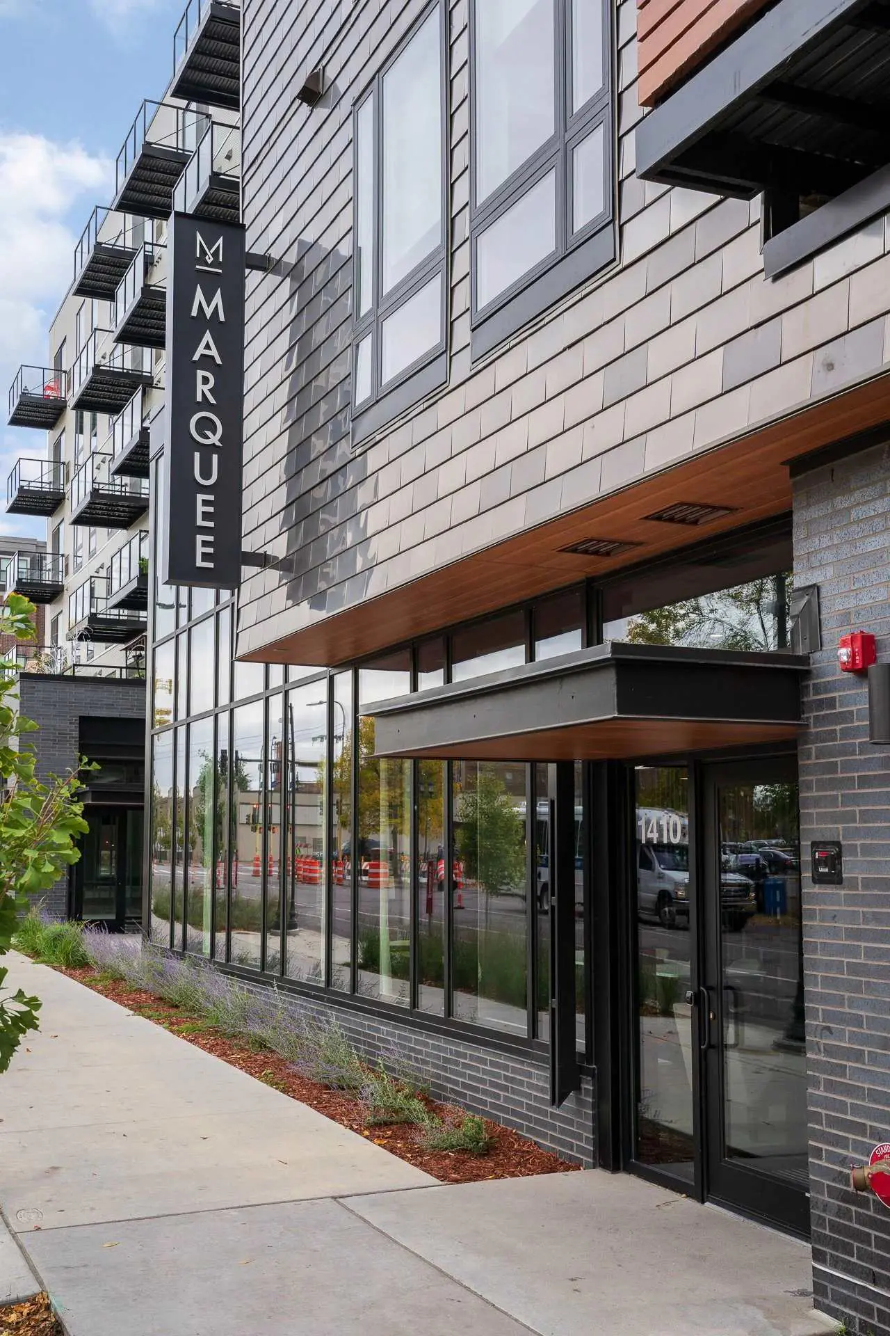 CozySuites Marquee 1BR w/ pool & gym | King bed
