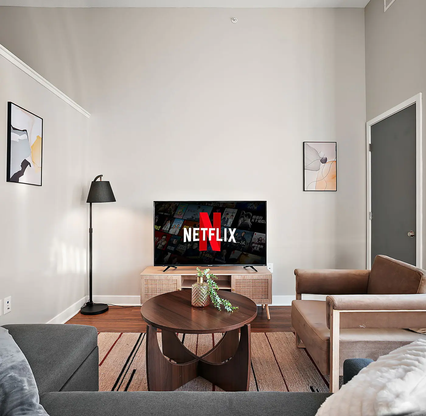 CozySuites Marquee 1BR w/ pool & gym | King bed