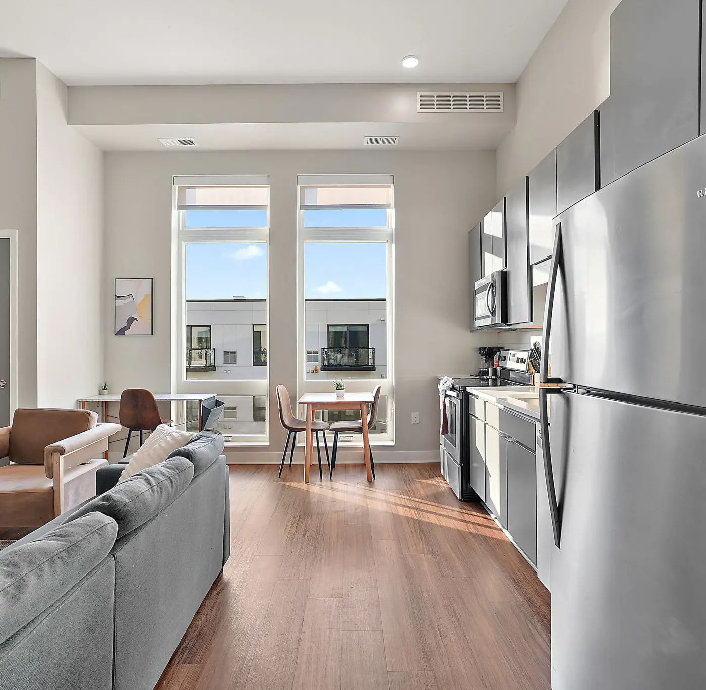 CozySuites Marquee 1BR w/ pool & gym | King bed