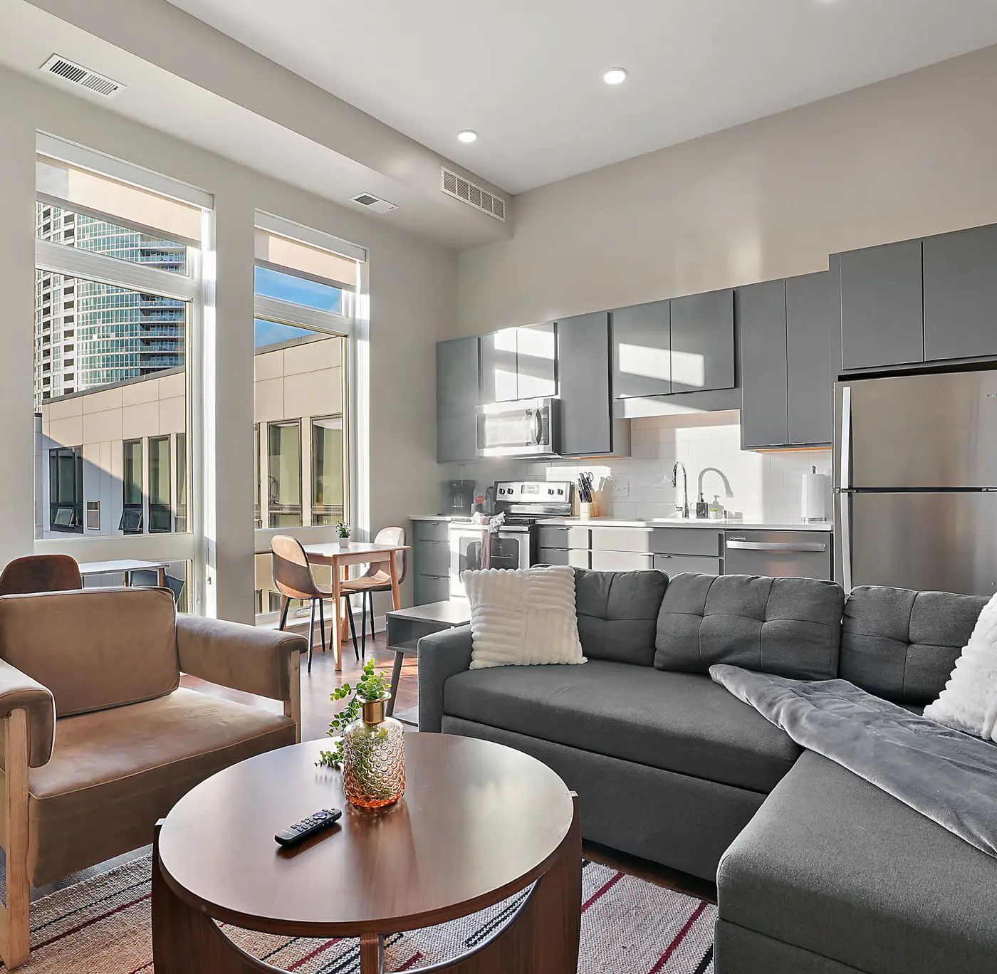 CozySuites Marquee 1BR w/ pool & gym | King bed