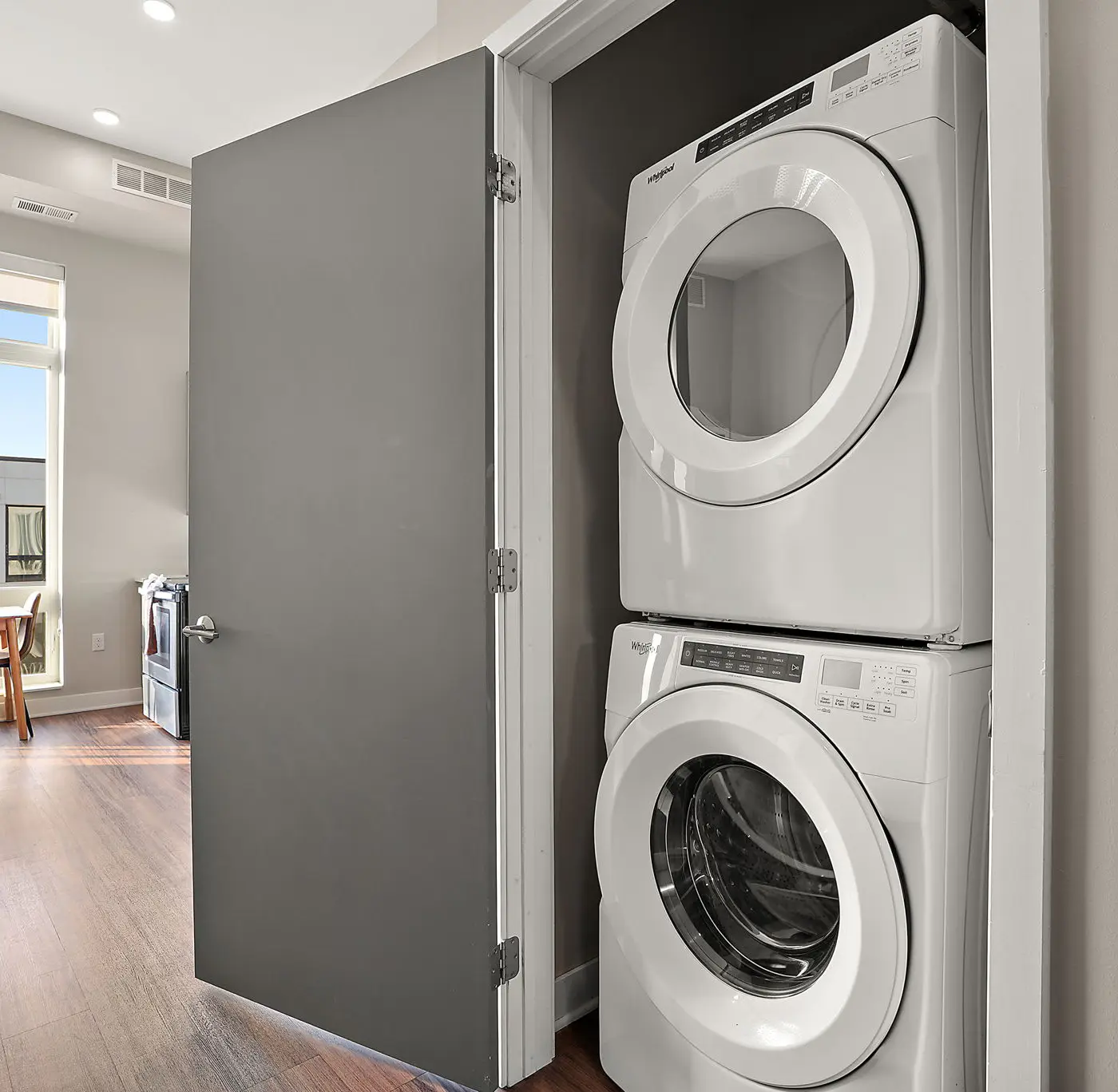 CozySuites Marquee 1BR w/ pool & gym | King bed