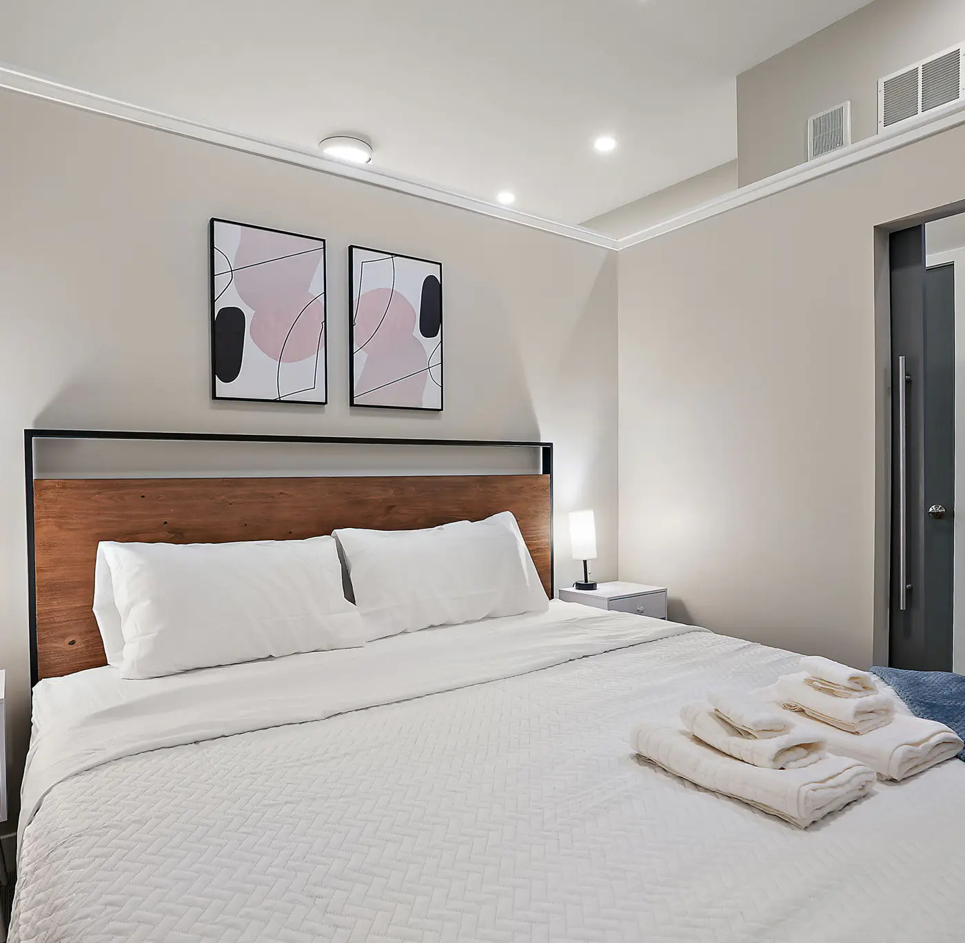 CozySuites Marquee 1BR w/ pool & gym | King bed