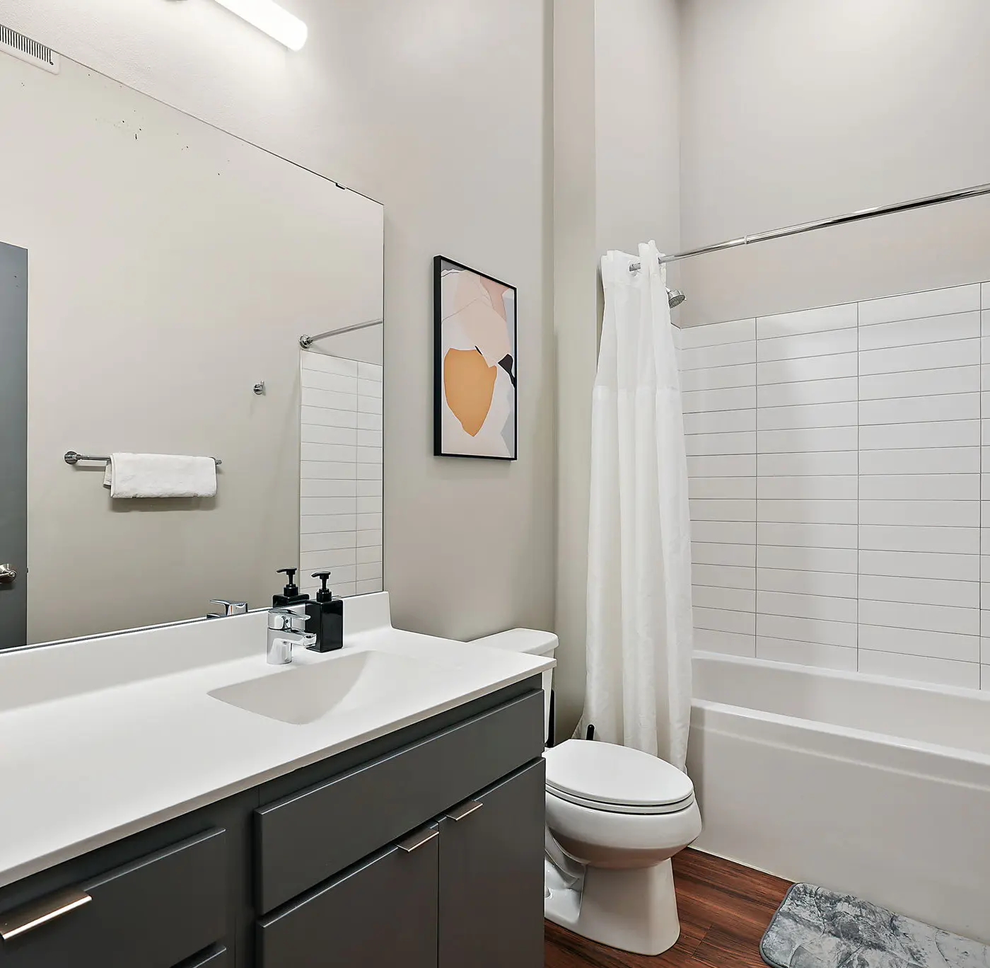 CozySuites Marquee 1BR w/ pool & gym | King bed
