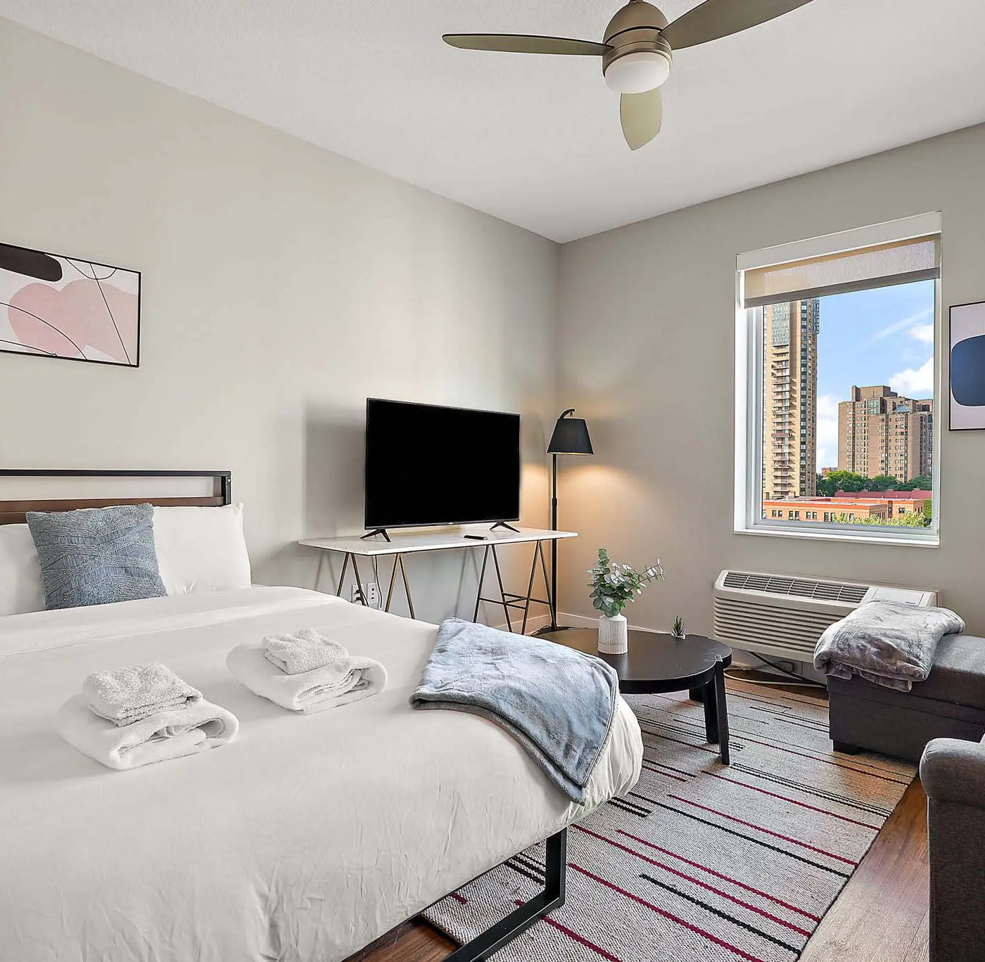 CozySuites in Marquee Studio Queen with pool & gym