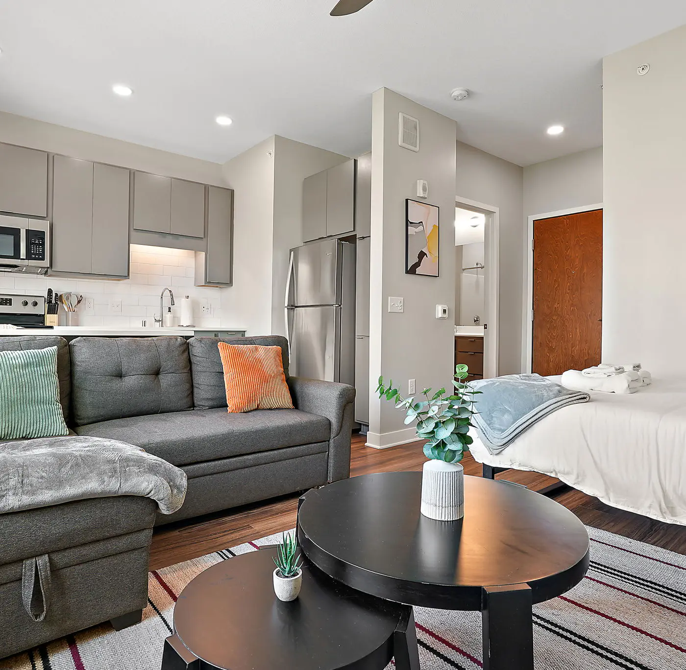 CozySuites in Marquee Studio Queen with pool & gym