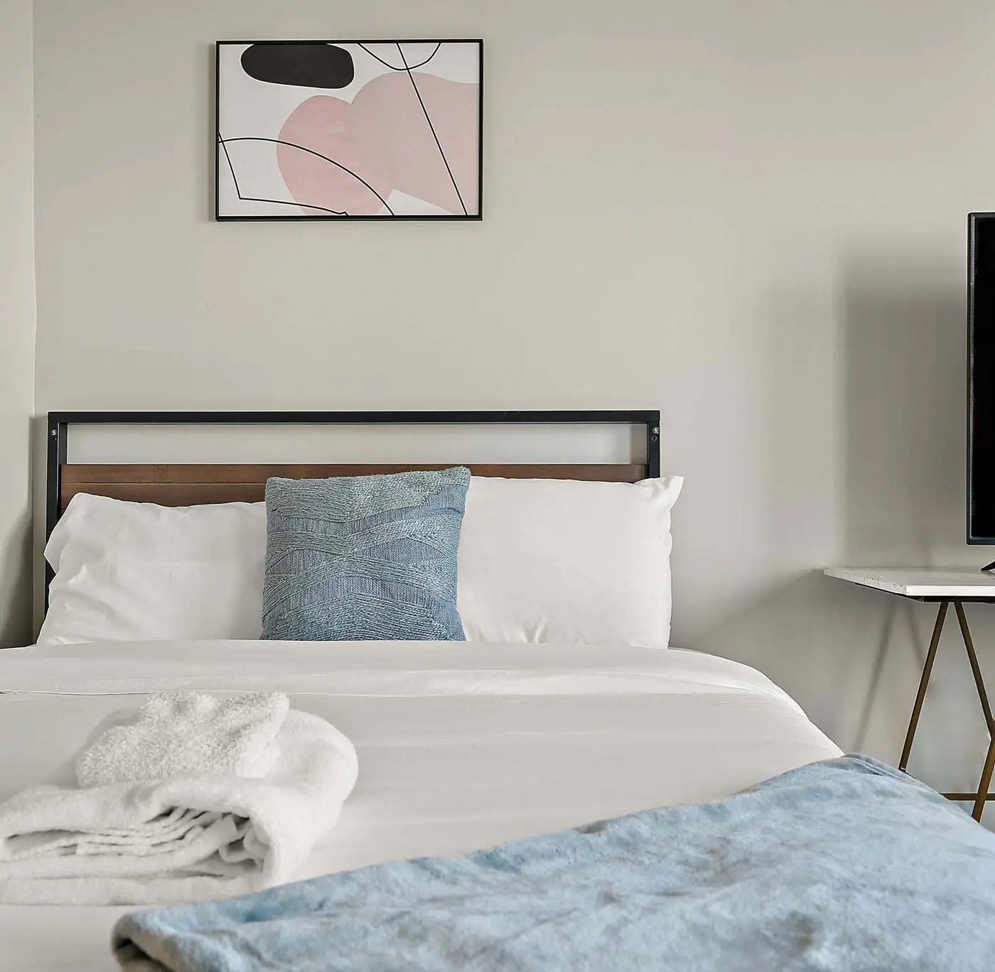 CozySuites in Marquee Studio Queen with pool & gym
