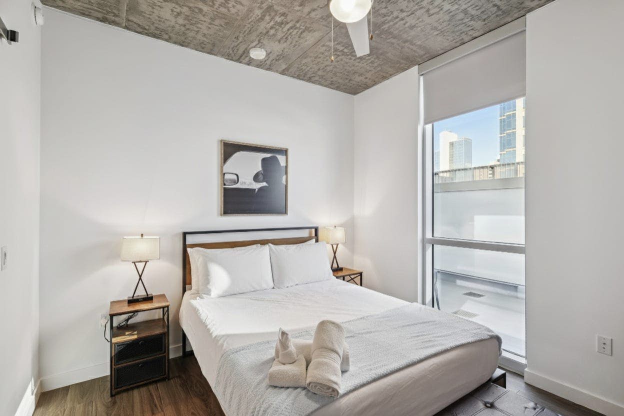 CozySuites Adeline - valet parking, gym, pool | 1BR