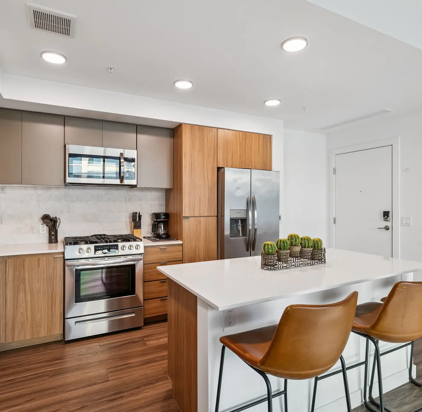 CozySuites Adeline - valet parking, gym, pool | 1BR